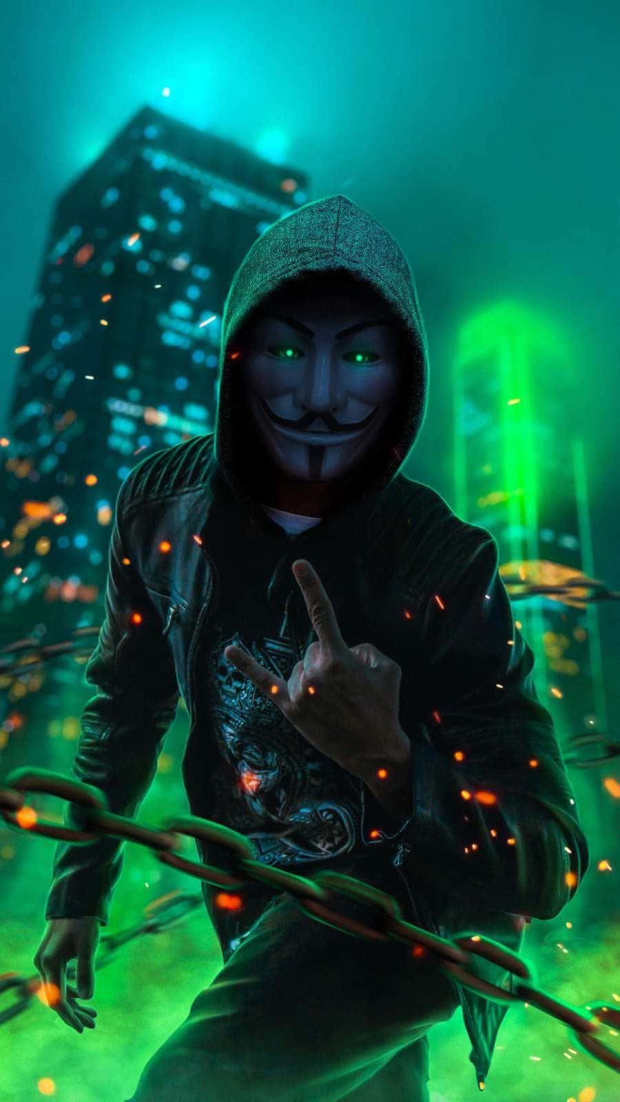 masks 桌布 壁紙 — 一個戴面具、穿連帽衫的人物在霓虹燈照亮嘅城市景觀中挑釁地站著，周圍是發光的鎖鏈和火花。