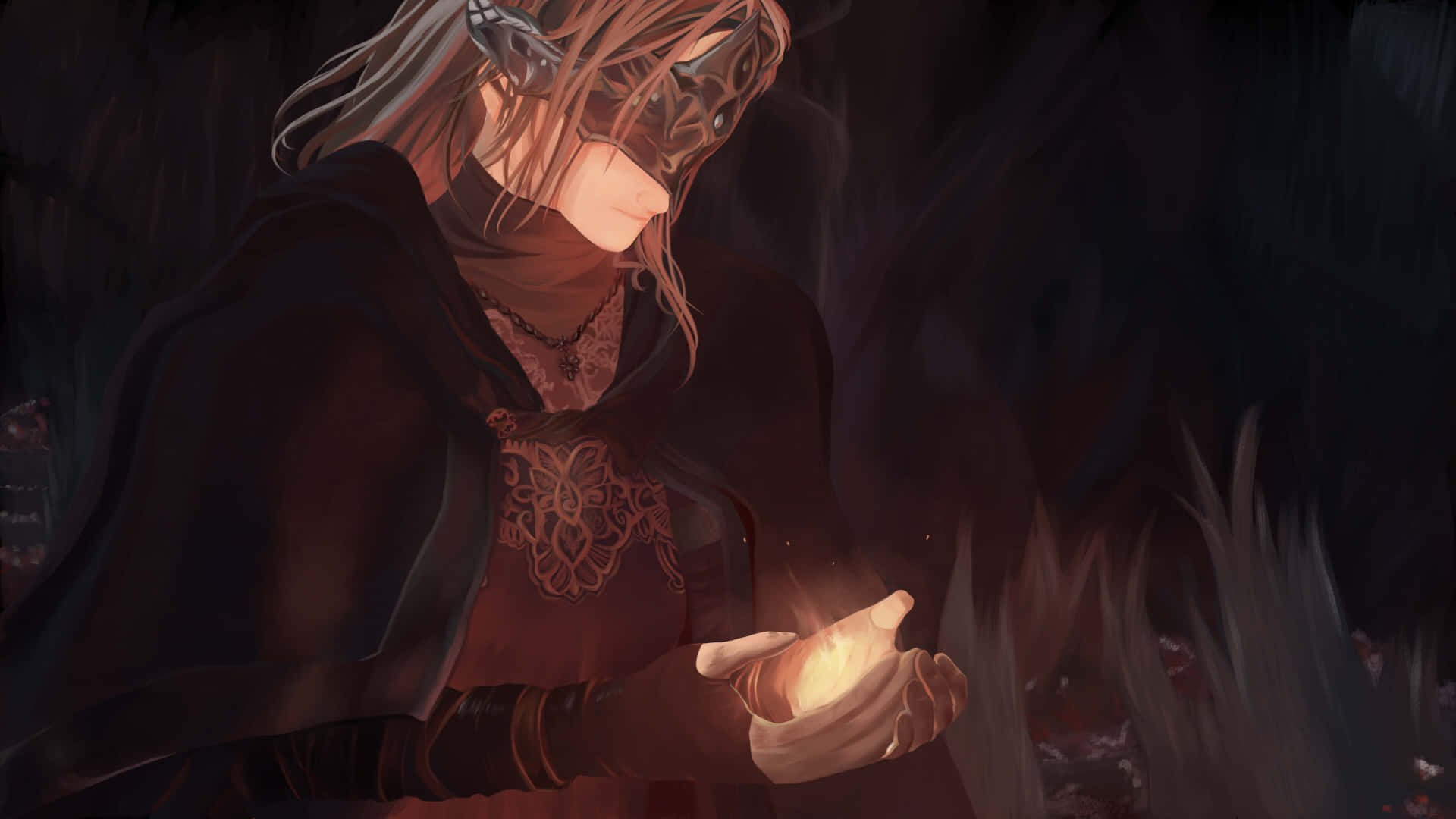 Fire Keeper 桌布 壁紙 — 一個戴面具、身穿暗色長袍的人物在夜晚的陰暗森林中懷抱著一個發光球體。