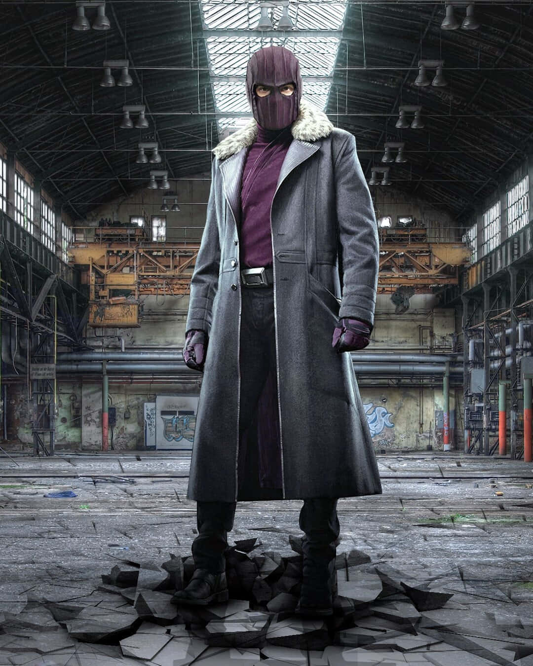 Baron Zemo 桌布 壁紙 — 一個戴面具、身穿長灰色外套的人物，站在廣闊廢棄工業倉庫中破碎的混凝土上。