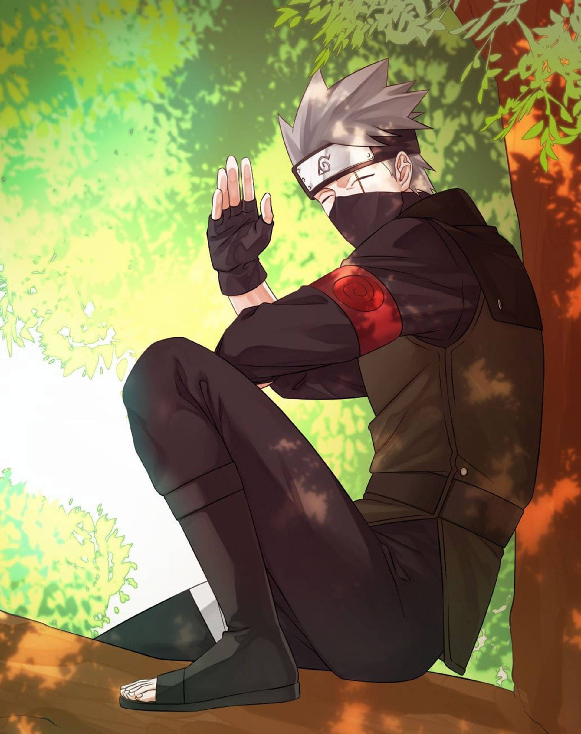 kakashi pfp 桌布 壁紙 — 一個戴面具、銀色頭髮的忍者盤腿坐在陽光普照的森林中一棵樹旁，手舉起做出平靜的手勢。