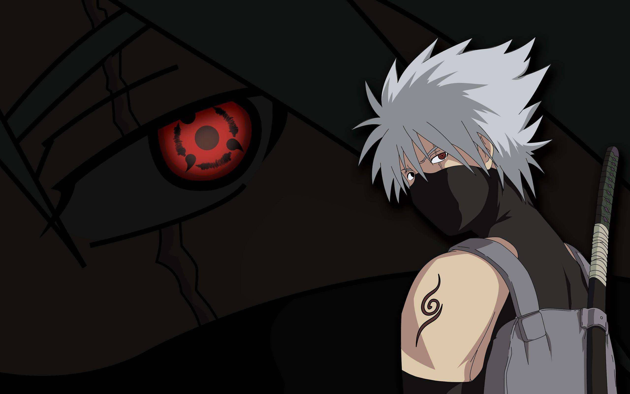 kakashi pfp 桌布 壁紙 — 一個戴面具、頭髮尖刺、有螺旋紋身的忍者，站在陰暗黑暗中一個巨大的紅色寫輪眼旁邊。