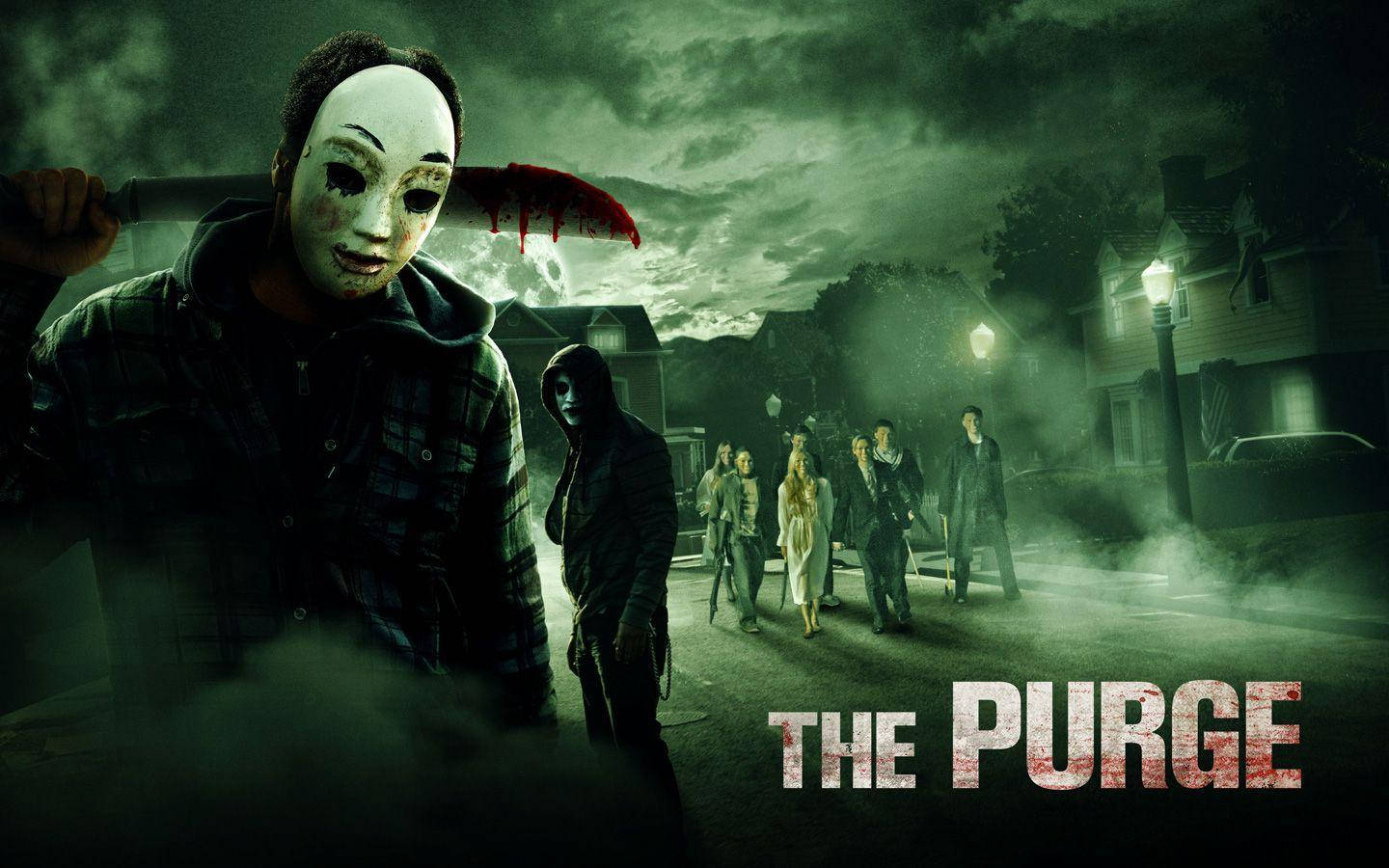 Purge 桌布 壁紙 — 一個戴面具的人物手持血淋淋的刀，在夜晚籠罩著一群走在霧濛濛的郊區街道上的人。
