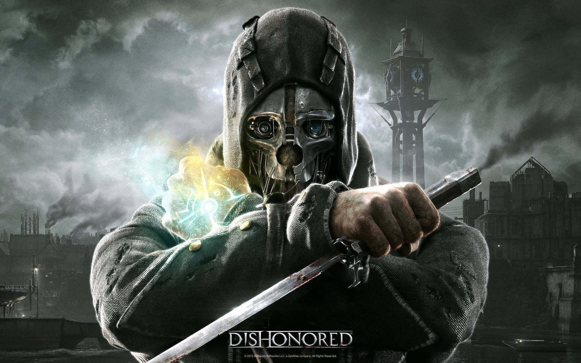 Dishonored 桌布 壁紙 — 一個戴面具的刺客穿著連帽外套，在暴風雨的城市景觀中揮舞著刀刃和發光的拳頭，背景有一座鐘樓。