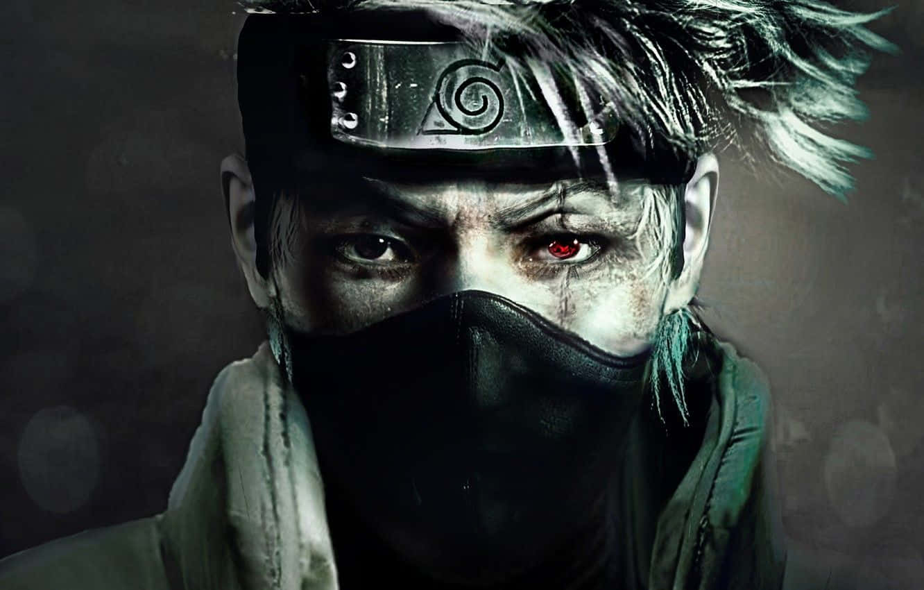kakashi pfp 桌布 壁紙 — 一個戴面具的動漫忍者，擁有發光的紅色眼睛和頭帶，在黑暗模糊的背景前凝視著。