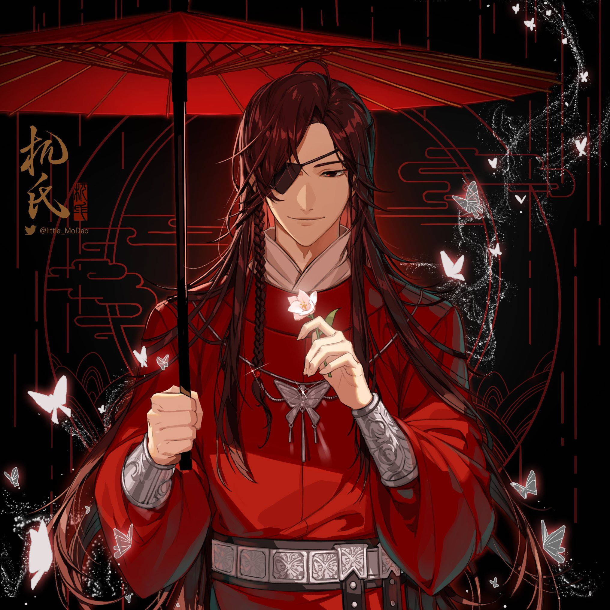 花城 桌布 壁紙 — 一個戴面具的動漫男子身穿紅色傳統長袍，手持紅色雨傘和發光的花朵，白色蝴蝶在他周圍飛舞，背景是深色華麗的圖案。