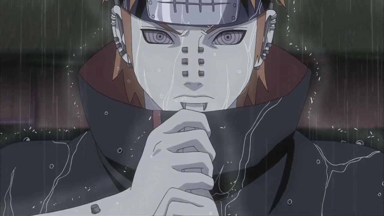 Nagato 桌布 壁紙 — 一個戴面具的動漫角色，皮膚蒼白，眼睛紅色，站在雨中，手靠近嘴巴，披著深色連帽斗篷。