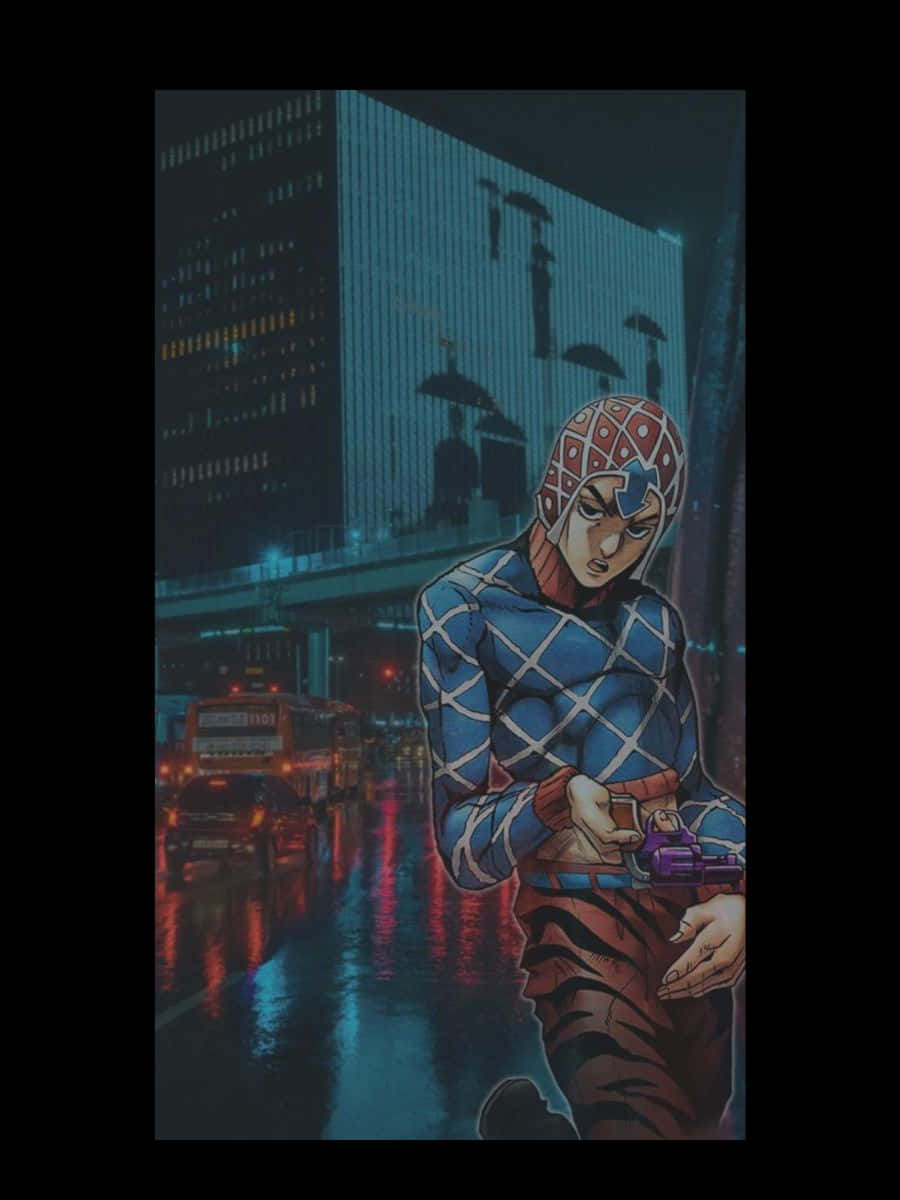 Guido Mista 桌布 壁紙 — 一個戴面具的動漫角色，身穿藍色鑽石圖案西裝，夜晚站在下雨的霓虹燈城市街道上。