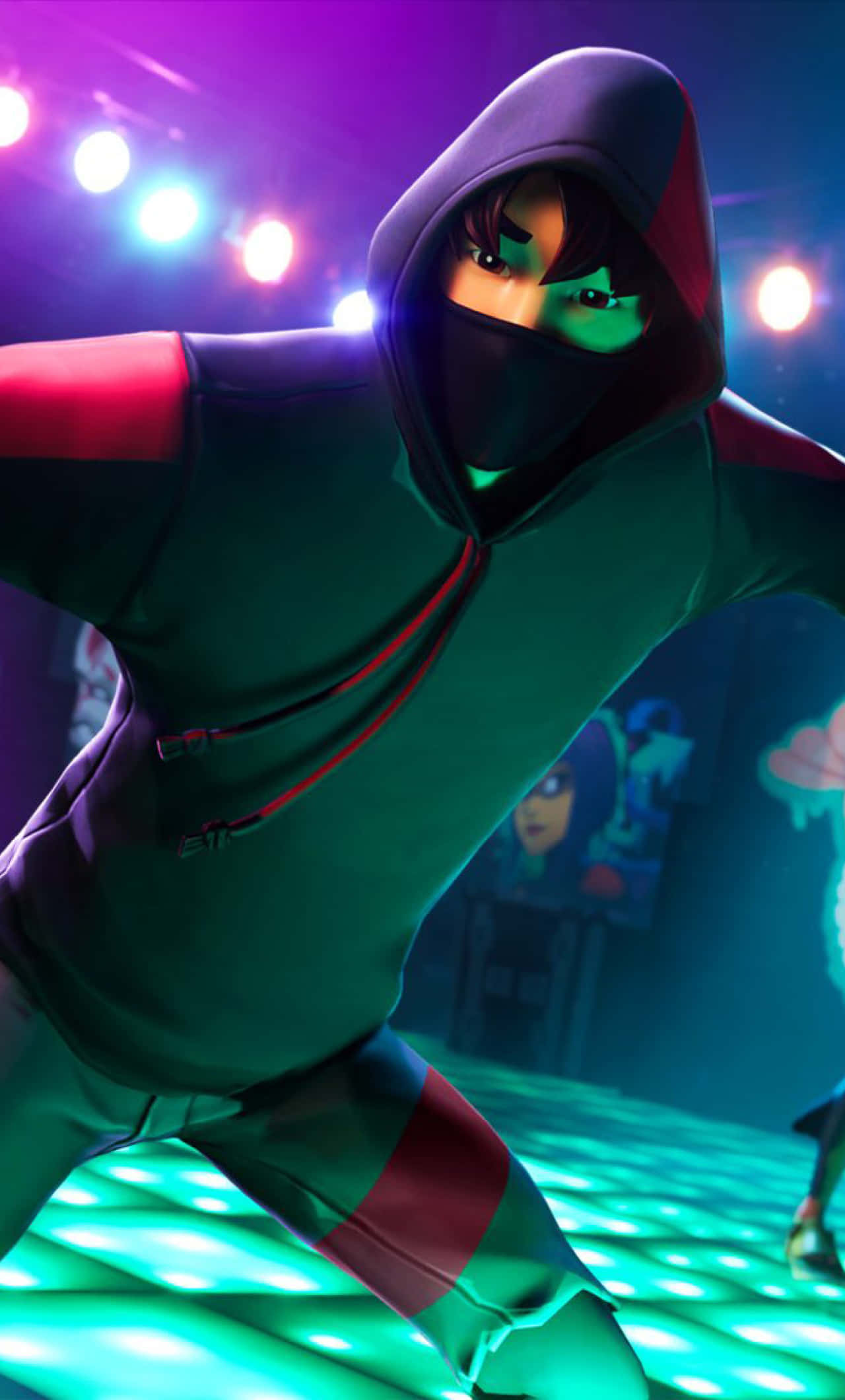 Fortnite Ikonik Skin 桌布 壁紙 — 一個戴面具的動漫角色穿著連帽衫，在發光的地板上於充滿活力的舞台燈光下跳舞。