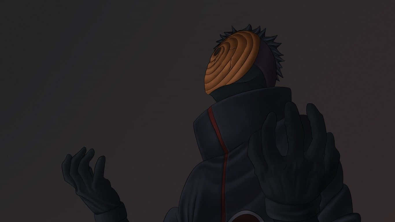 Obito Uchiha 桌布 壁紙 — 一個戴面具的動漫角色身穿黑色斗篷，雙手舉起，背景是柔和的灰色。