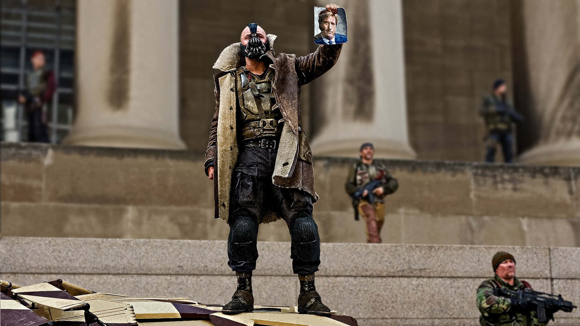 bane 桌布 壁紙 — 一個戴面具的反派穿著毛領外套站在瓦礫上，舉起一個男人的照片，而武裝士兵在石階上看著。