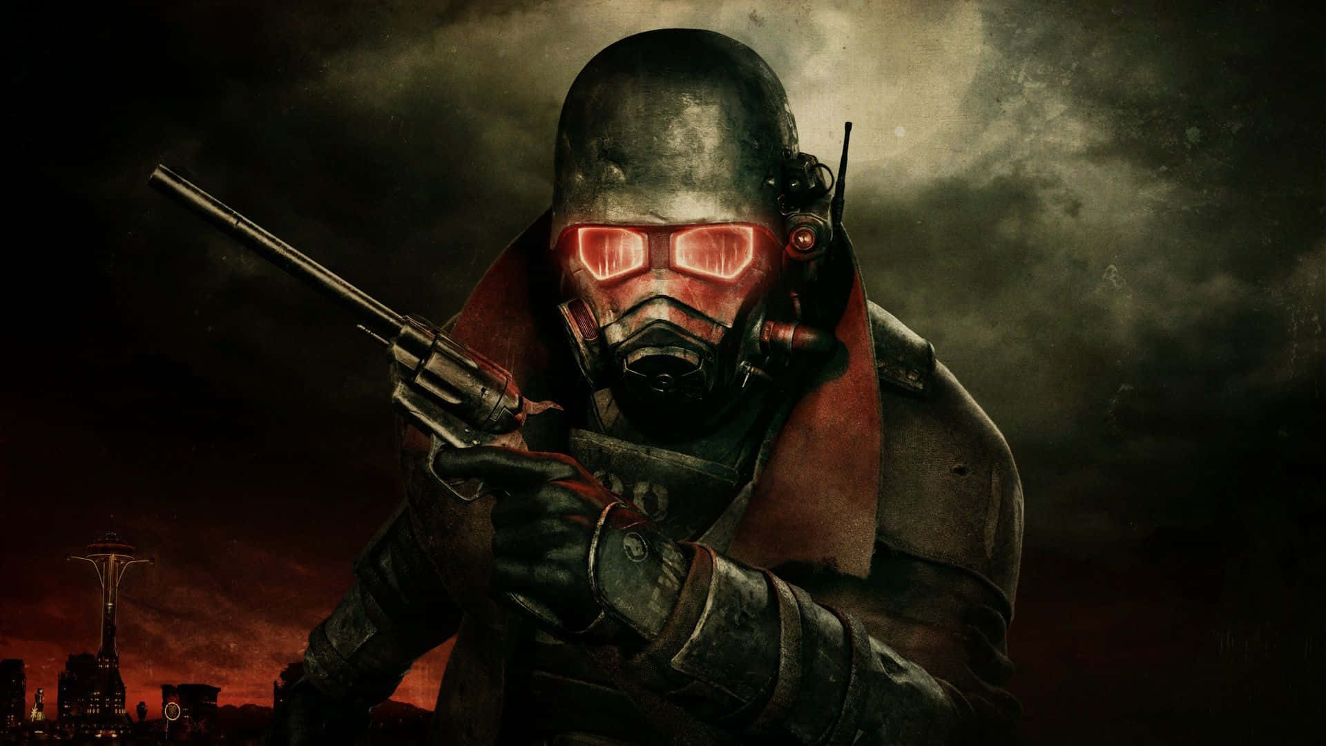 Fallout Nv 桌布 壁紙 — 一個戴面具的戰士，擁有發光的紅色眼睛和一把左輪手槍，站在黑暗的末日天空下，城市輪廓為背景。