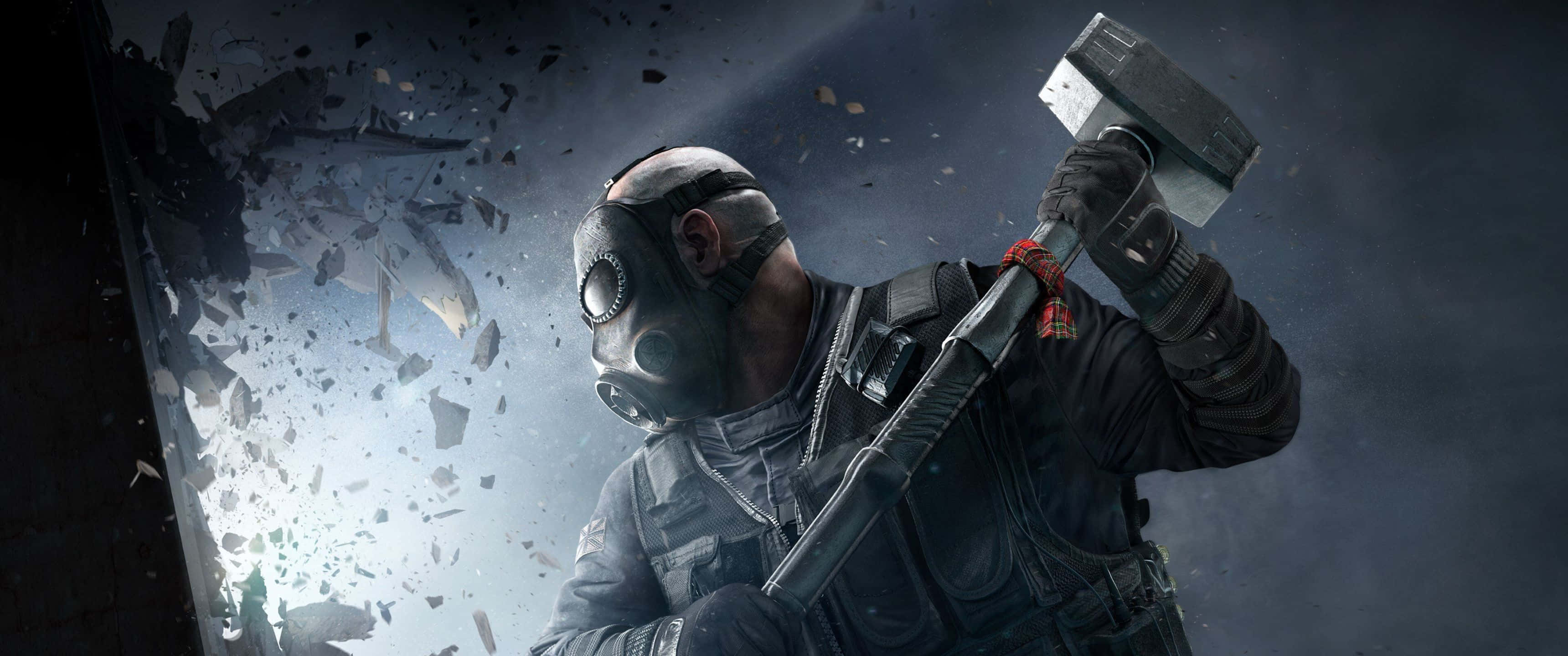 3440x1440p Rainbow Six Siege 桌布 壁紙 — 一個戴面具的戰士揮舞著巨大的錘子，背後碎片爆炸，場景黑暗而粗獷。