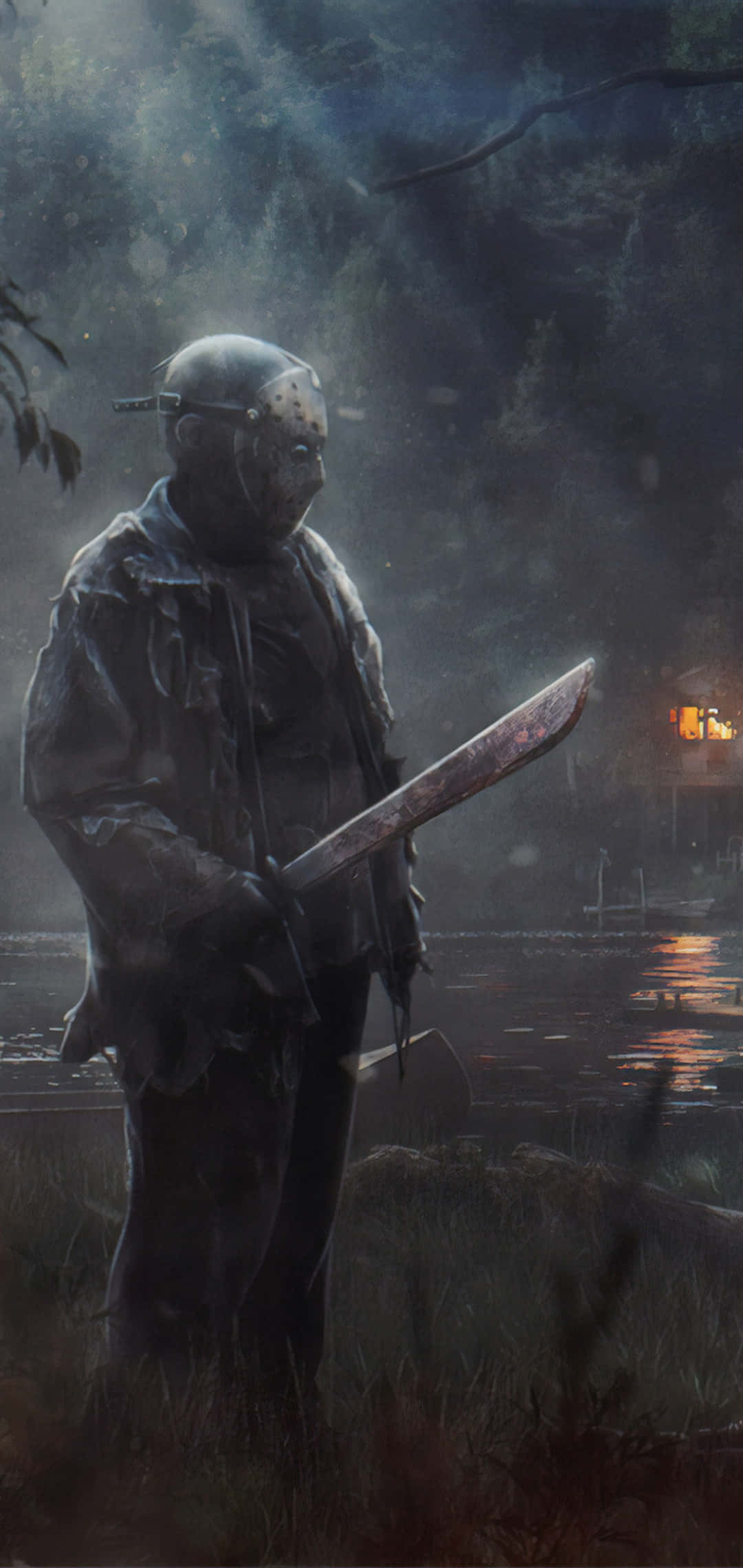 電玩遊戲 桌布 壁紙 — 一個戴面具的殺手在夜晚的森林中，在一個有遠處小屋發光的湖邊，握著一把血淋淋的開山刀。