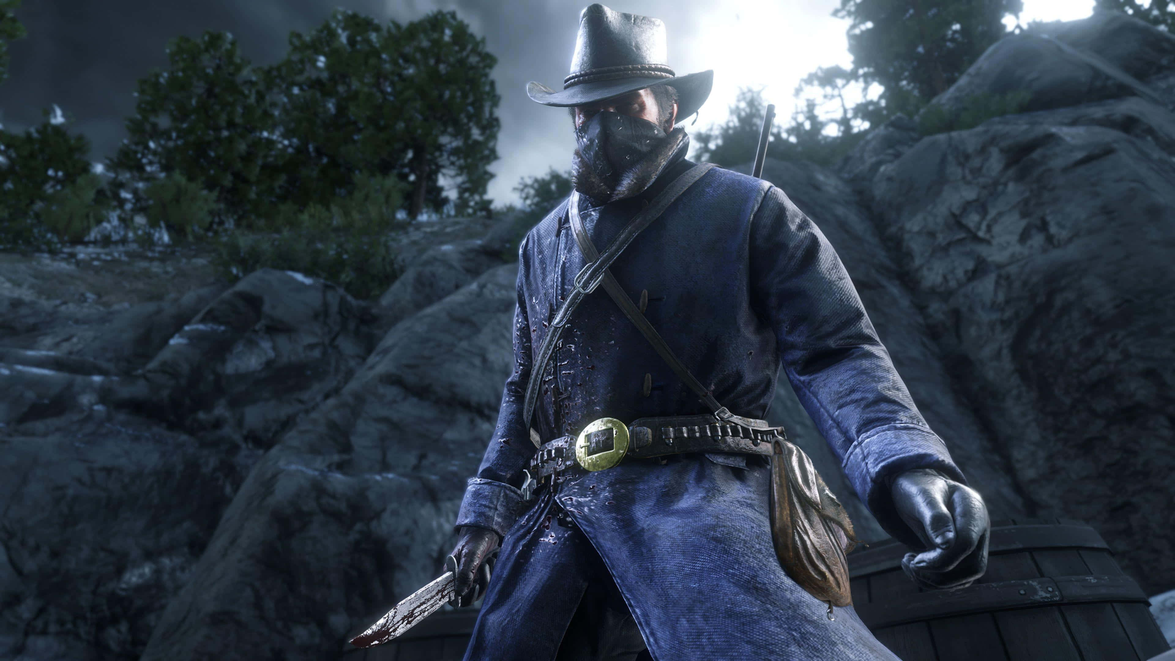 Red Dead Redemption 2 Pc 桌布 壁紙 — 一個戴面具的牛仔穿著藍色外套，站在岩石地形上，手持一把刀，旁邊有一個桶，天空風暴密佈。