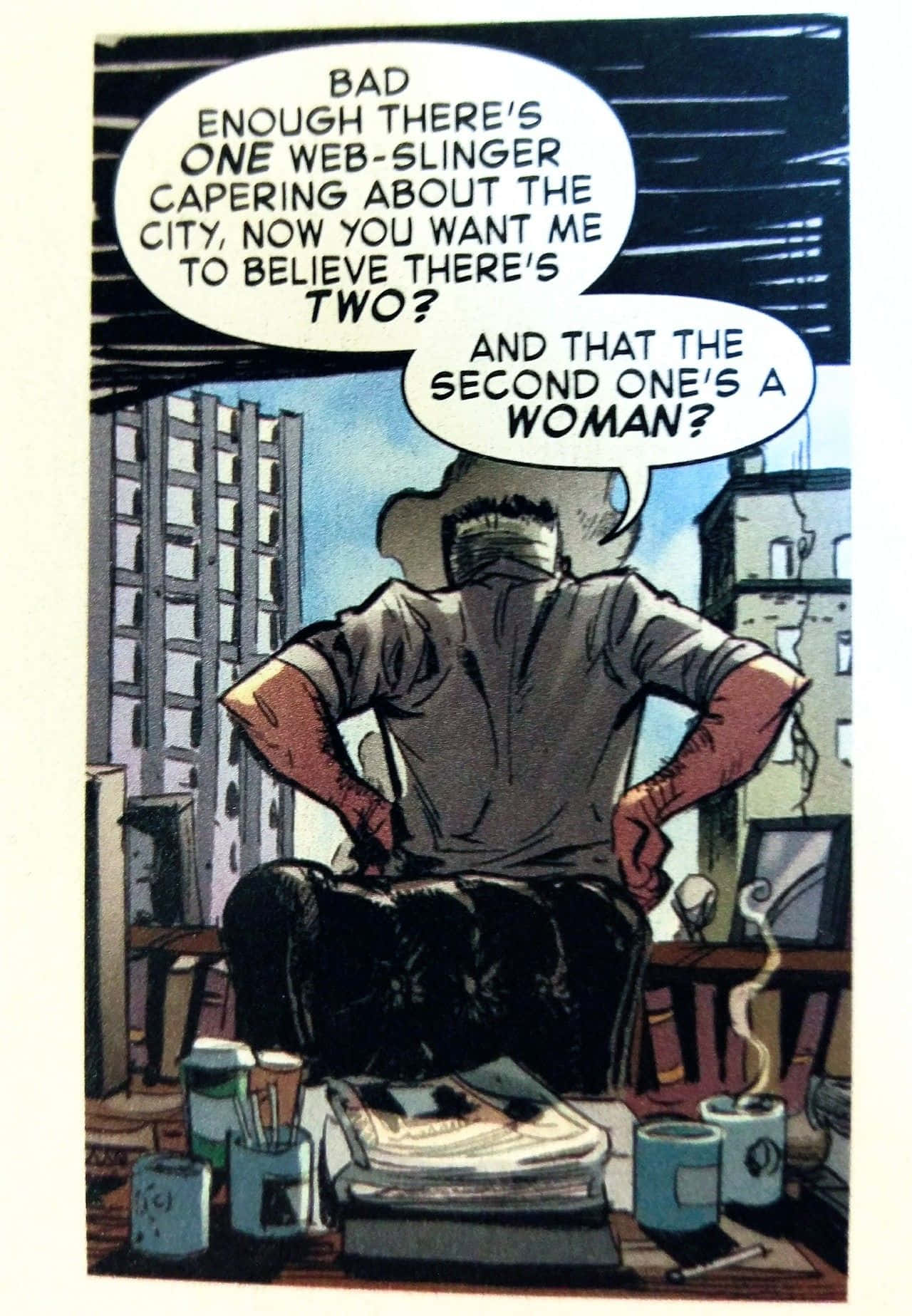J Jonah Jameson 桌布 壁紙 — 一個戴面具的義警坐在城市公寓的雜亂書桌前，憤怒地質疑第二個織網者的存在和性別。