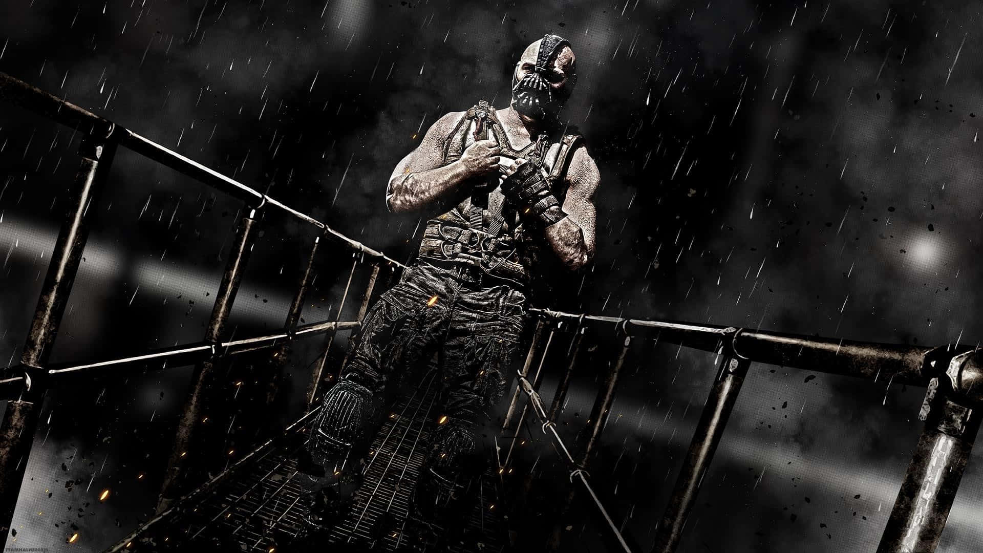 bane 桌布 壁紙 — 一個戴面具的義警站在金屬橋上，在雨中拿著武器，周圍有火花飛舞。