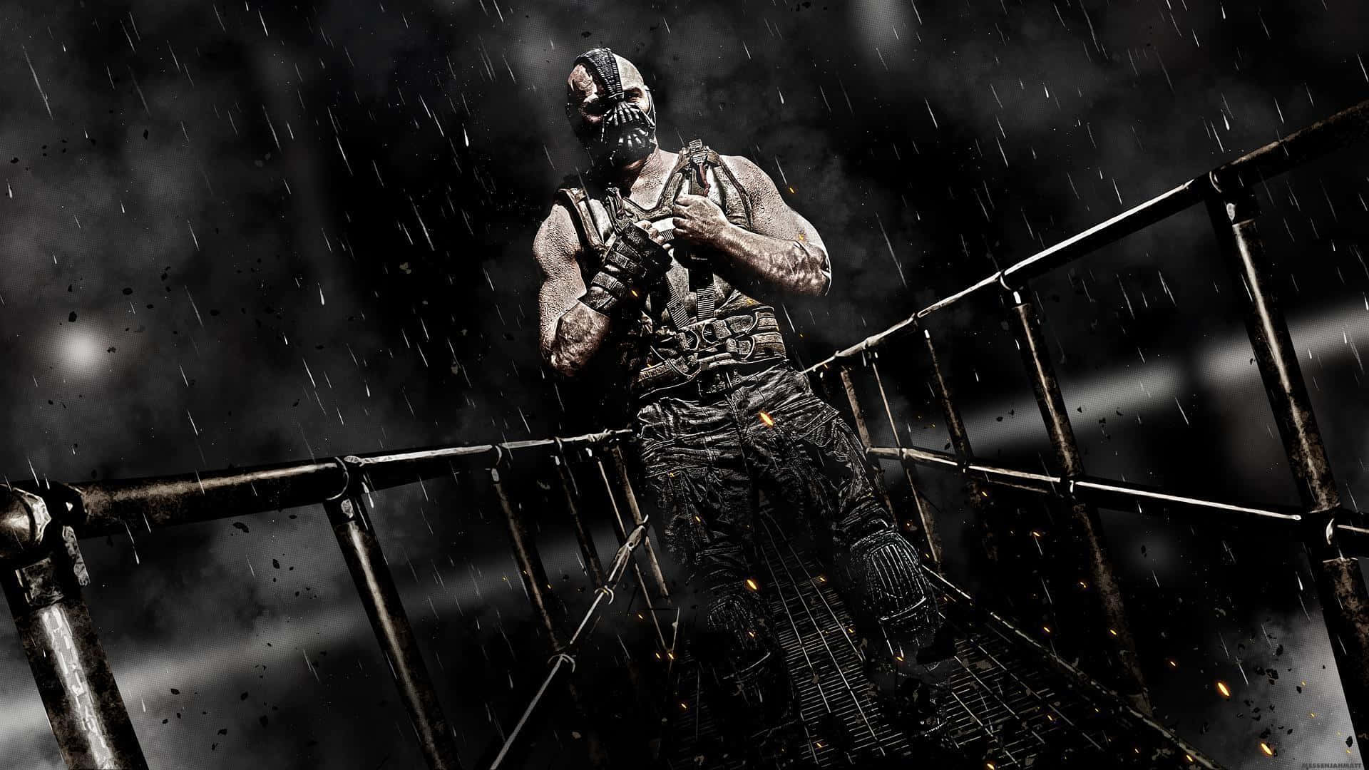 bane 桌布 壁紙 — 一個戴面具的義警站在金屬橋上，在雨中手持武器，火花四濺，背景是黑暗煙霧瀰漫。