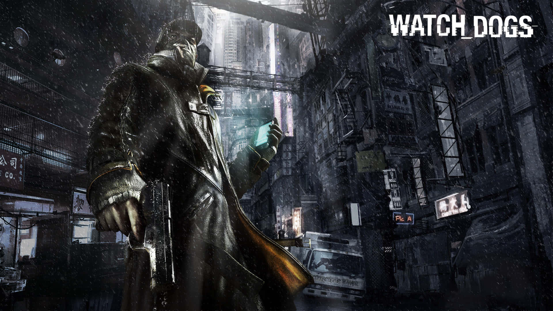 Watch Dogs 桌布 壁紙 — 一個戴面具的駭客穿著風衣，在雨濕的霓虹燈都市小巷中夜間手持發光裝置。