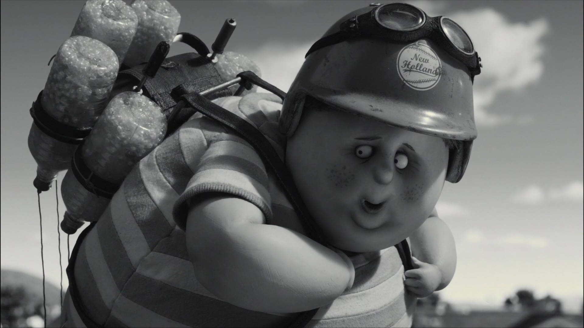 Frankenweenie 桌布 壁紙 — 一個戴頭盔、穿條紋衫的胖嘟嘟動畫角色，在陰雲密布的天空下背著一個裝有泡泡狀氣罐的背包。