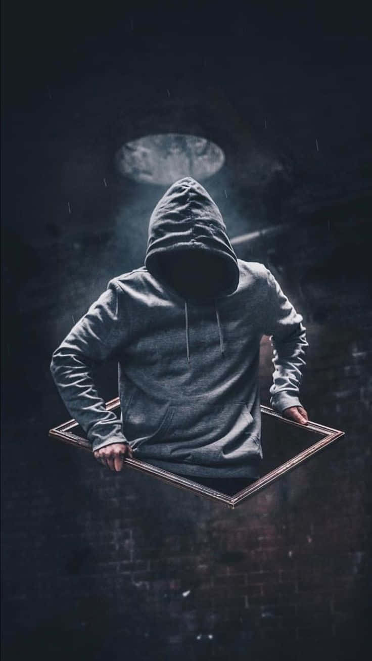 Alone 桌布 壁紙 — 一個戴頭罩的人影站在黑暗隧道中，手持一個漂浮的相框，上方有月亮。