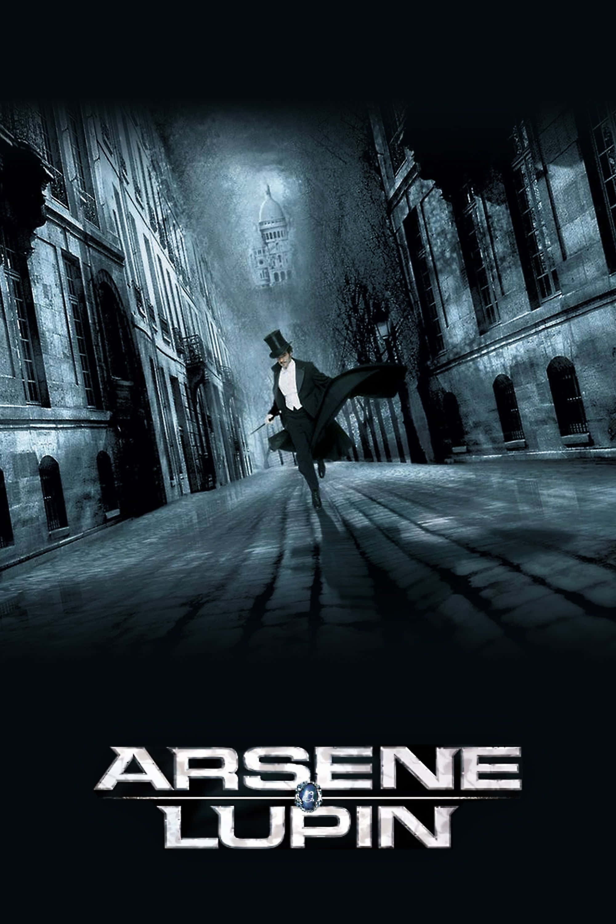 Arsène Lupin 桌布 壁紙 — 一個戴高帽、披斗篷的瀟灑小偷，在夜間霧氣瀰漫的鵝卵石街道上，在一座宏偉的圓頂建築下大步前行。