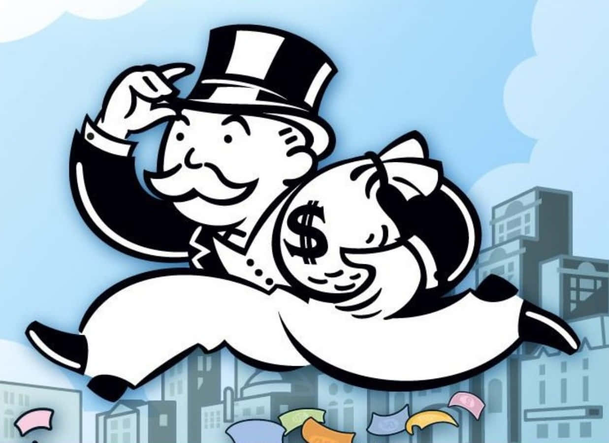 Monopoly Man 桌布 壁紙 — 一個戴高帽的大富翁卡通人物，在藍天白雲下的城市景觀中，開心地拿著一個微笑的錢袋奔跑。