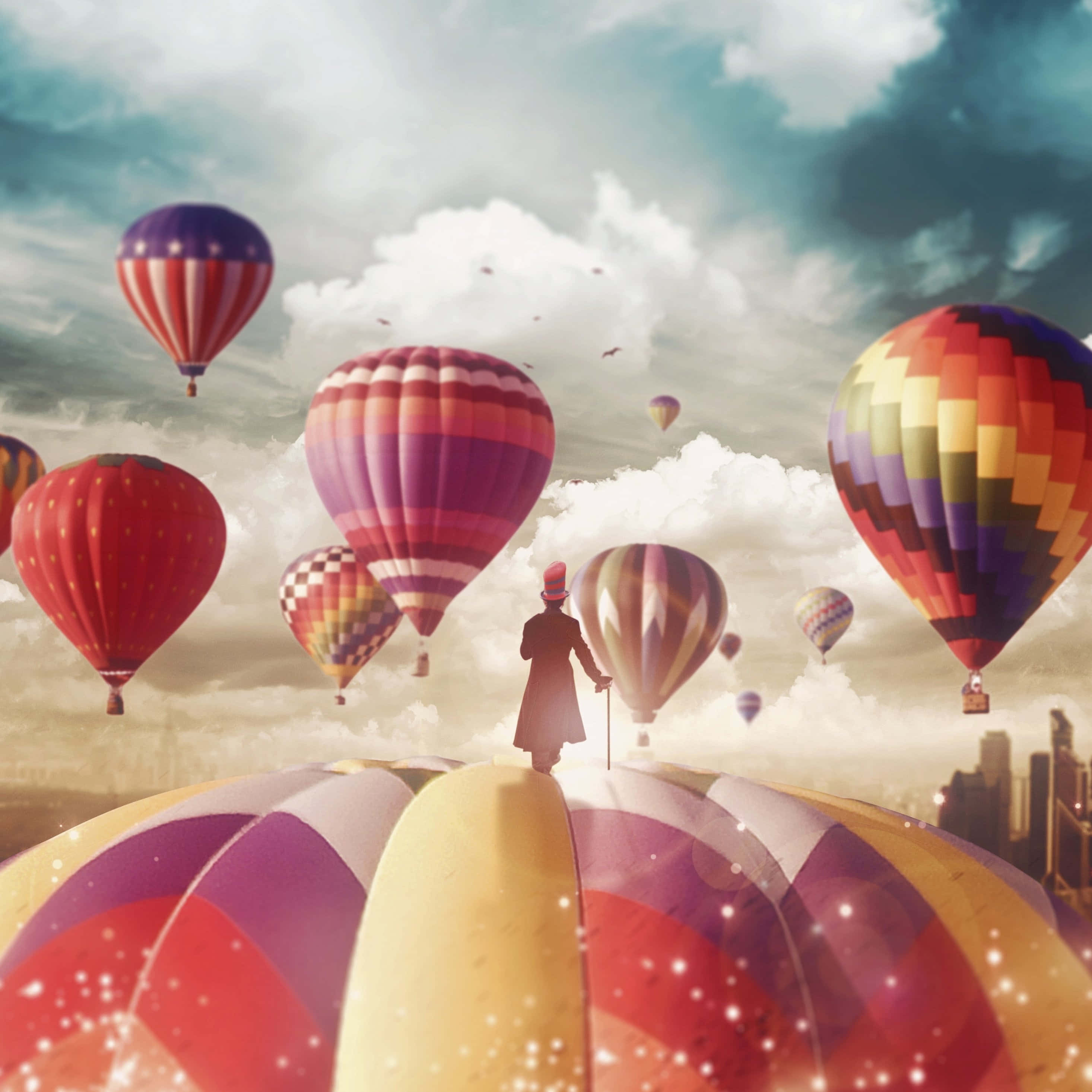 Hot Air Balloon 桌布 壁紙 — 一個戴高帽的孤獨人物站在一個巨大的熱氣球頂部，周圍是色彩繽紛的氣球，在雲層密佈的天空中飄浮，遠處是城市天際線。