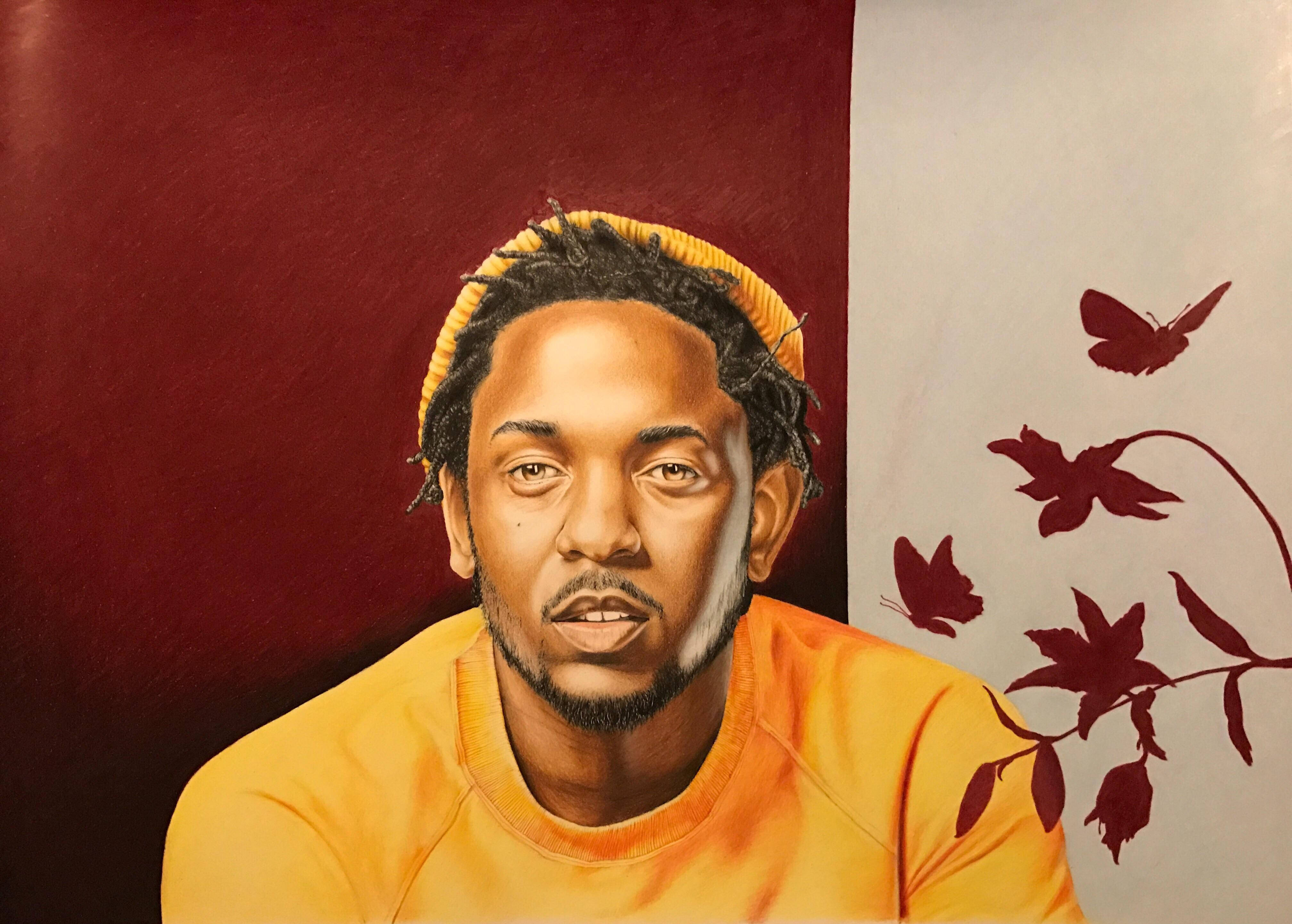 Kendrick 桌布 壁紙 — 一個戴黃色冷帽和穿黃色襯衫的男士肖像，背景分為紅色和白色，帶有栗色蝴蝶和葉子。