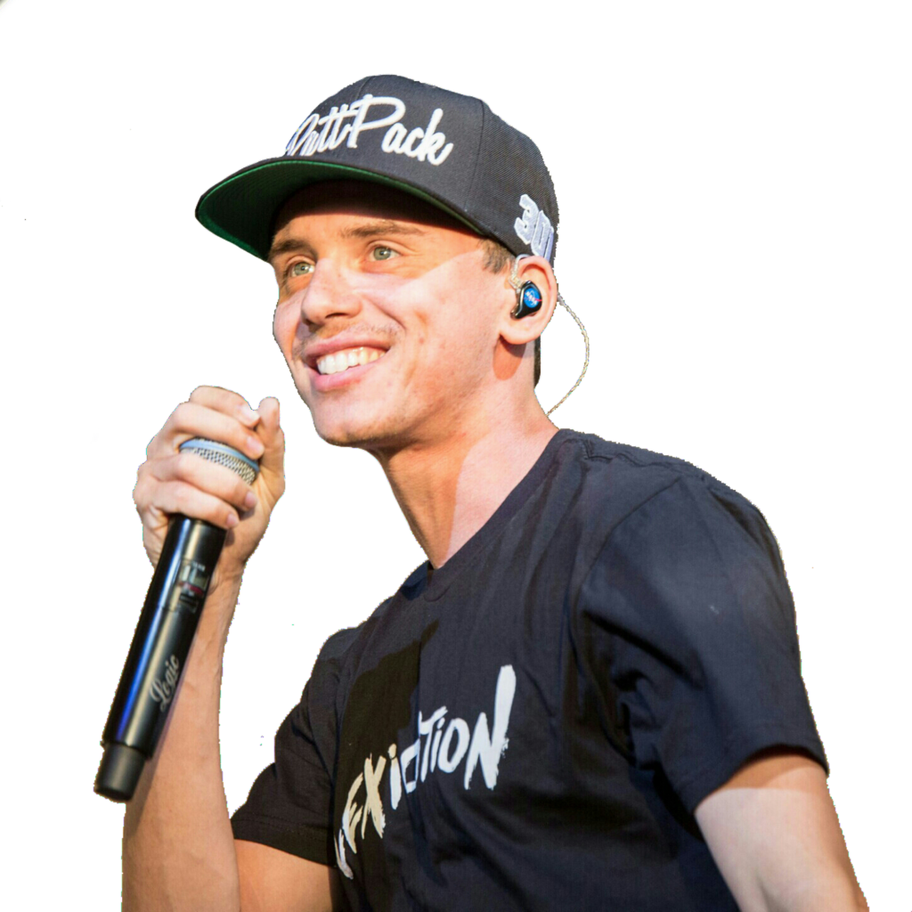 Hip Hop Rappers 桌布 壁紙 — 一個戴黑色帽子和T恤的微笑男子在深色背景下拿著麥克風。