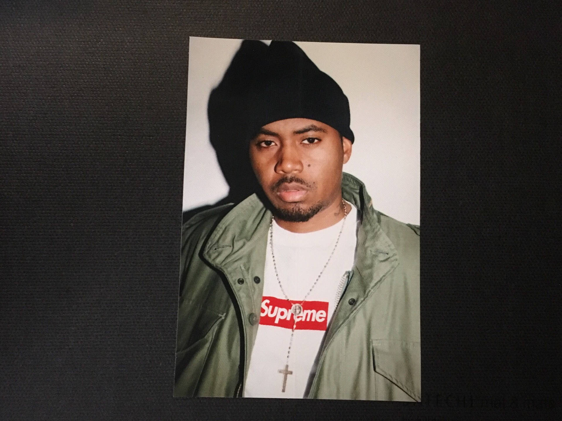 Hip Hop 桌布 壁紙 — 一個戴黑色毛帽、穿橄欖色外套的男人，在純白牆壁前凝視鏡頭。