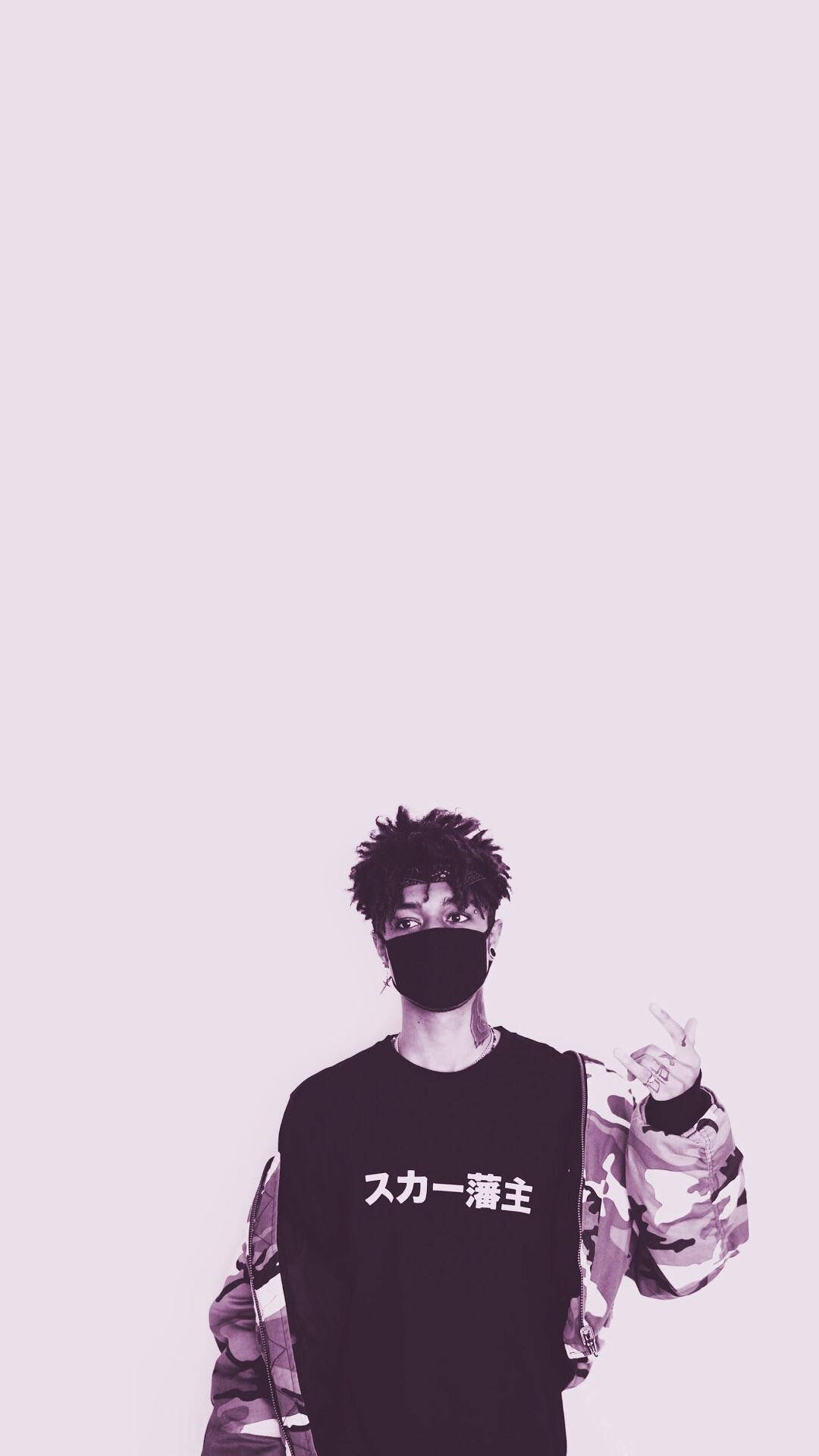 Scarlxrd 桌布 壁紙 — 一個戴黑色面具、頭髮尖尖的人在紫色調的照片中擺姿勢，穿著一件有日文字和迷彩袖的黑色襯衫。