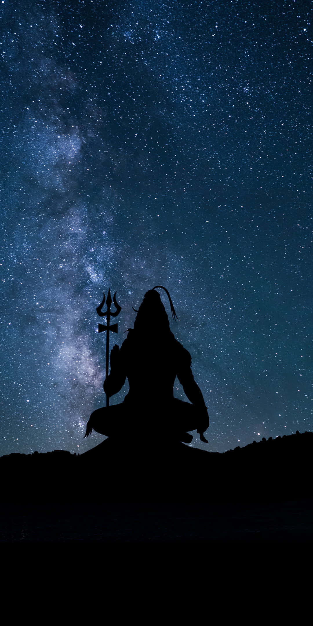 濕婆神 桌布 壁紙 — 一個手持三叉戟冥想中的神祇剪影，背景是燦爛星空夜空，銀河在上方閃耀。