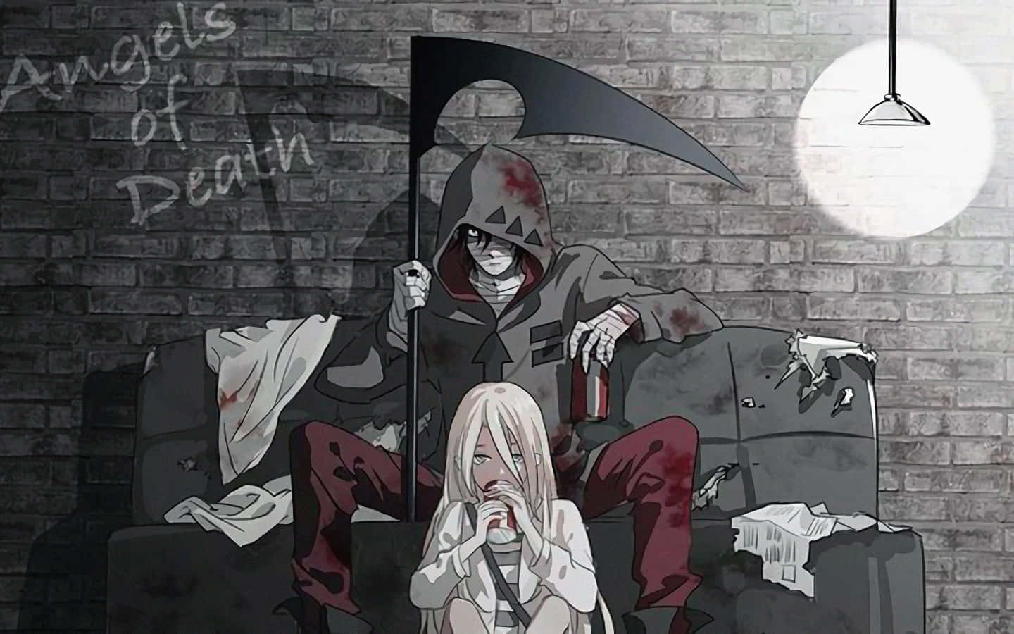 殺戮天使 桌布 壁紙 — 一個手持血淋淋鐮刀的死神坐在破爛的沙發上，旁邊是一個受驚的金髮女孩，在一個昏暗的磚房裡。