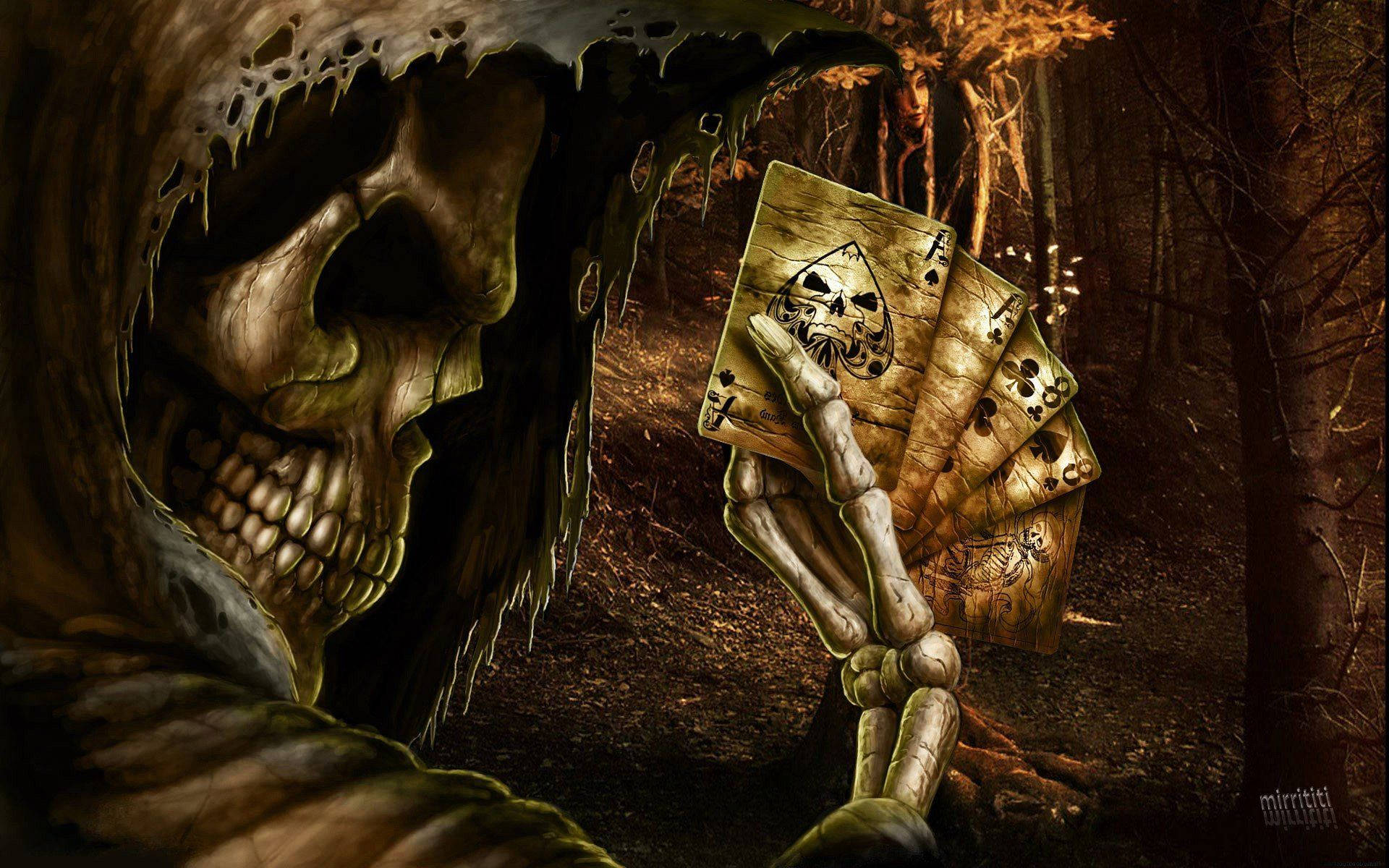 reaper 桌布 壁紙 — 一個手持骷髏手的死神在黑暗陰森的森林中拿著一把被詛咒的撲克牌扇。