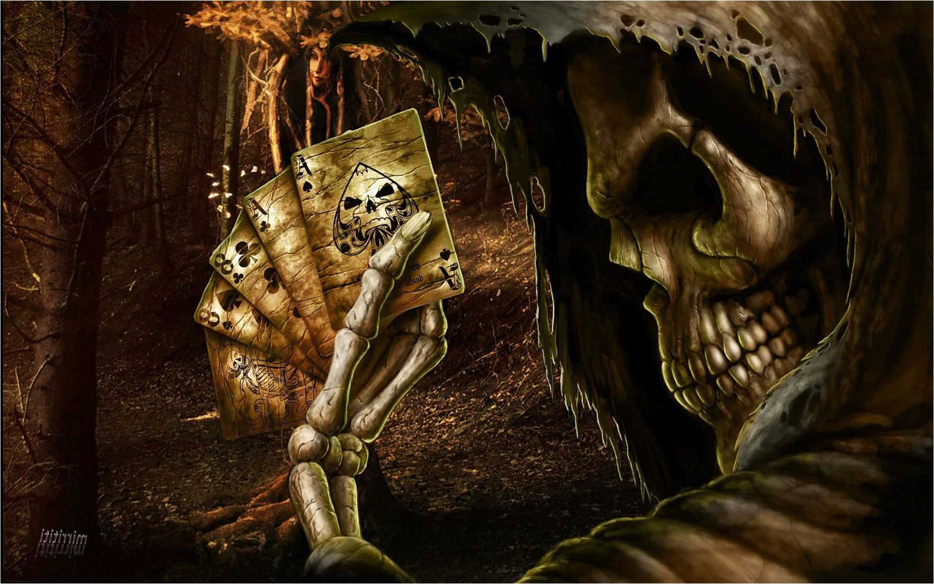 死神動圖 桌布 壁紙 — 一個手持骷髏手的死神在黑暗陰森的森林中舉著一把被詛咒的撲克牌扇。