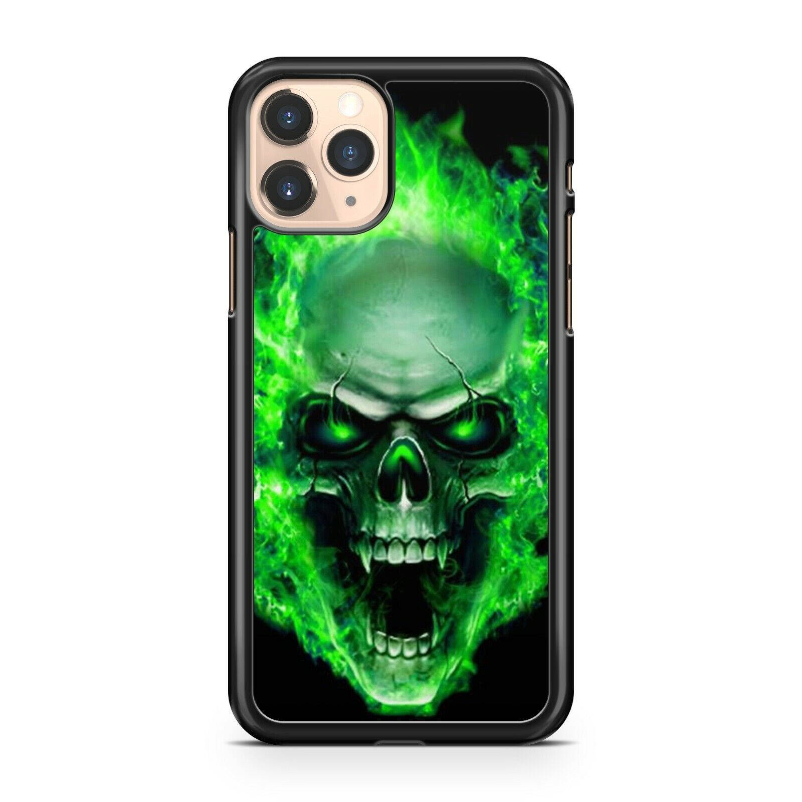 Green Fire Skull 桌布 壁紙 — 一個手機殼，上面有一個在黑色背景下被鮮綠色火焰吞噬的兇猛骷髏頭。
