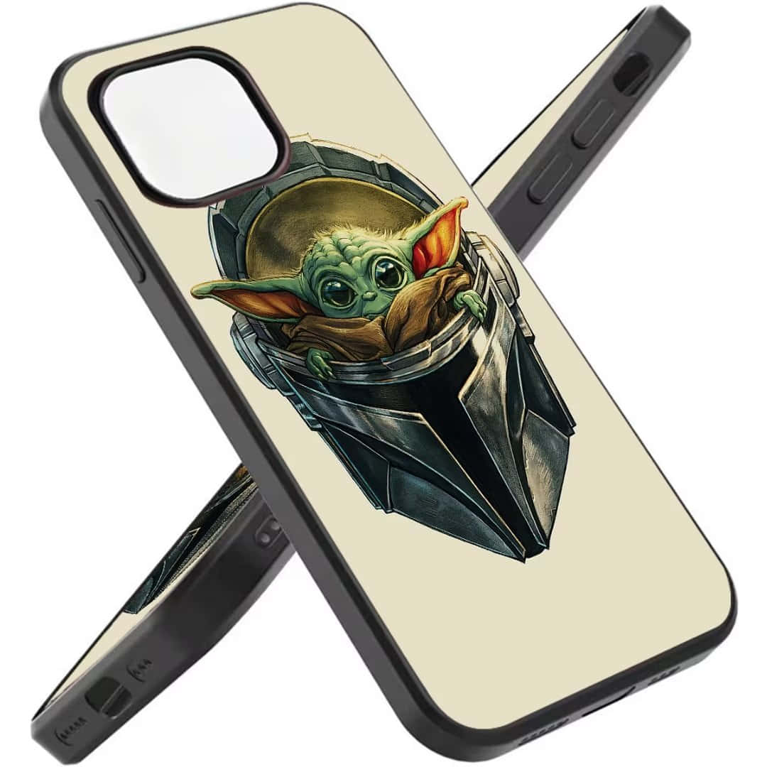 Phone Case 桌布 壁紙 — 一個手機殼上有一個詳細插圖，描繪古古從曼達洛人頭盔內部窺視，背景為奶油色。