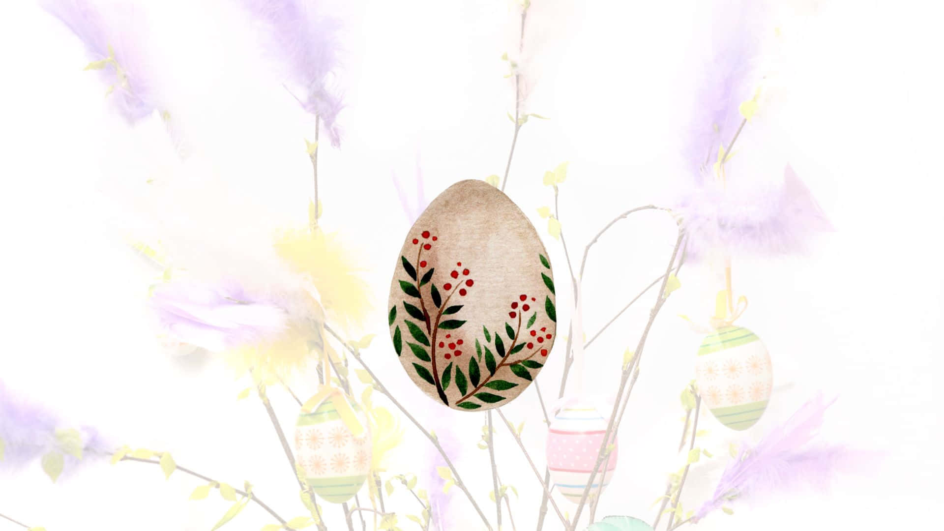 Egg 桌布 壁紙 — 一個手繪復活節蛋，帶有紅色漿果和綠色葉子，懸掛在柔軟的紫色羽毛和萌芽的樹枝之間。
