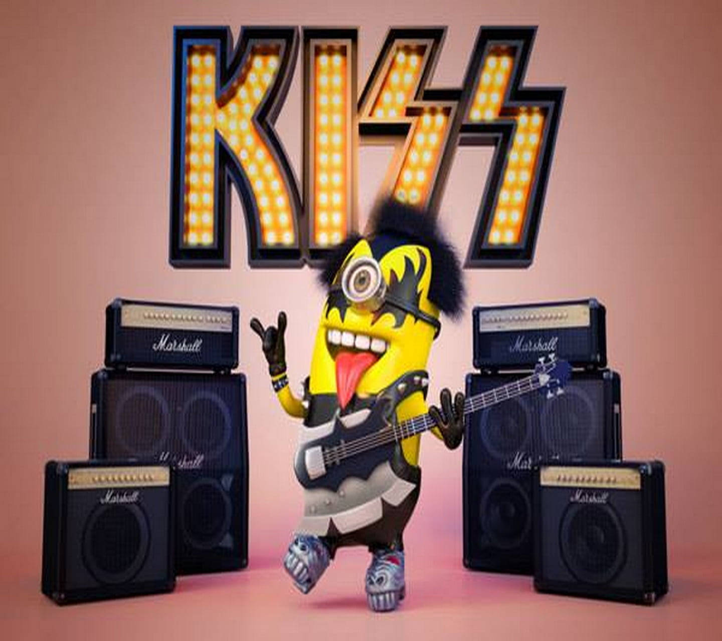 Rock 桌布 壁紙 — 一個打扮成搖滾明星、帶有莫霍克頭和伸出舌頭的Minion在發光的KISS標誌和Marshall音箱前彈吉他。