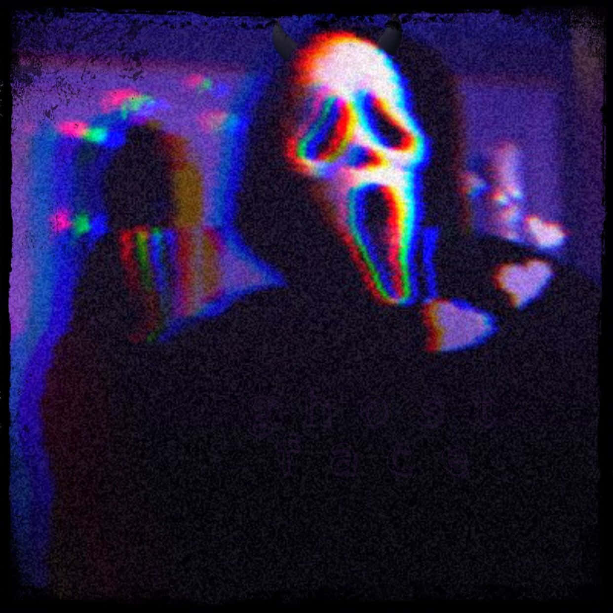 Horror Icons 桌布 壁紙 — 一個扭曲的人物戴著發光的鬼臉面具，站在一個有霓虹燈漏光和重顆粒的黑暗房間裡。