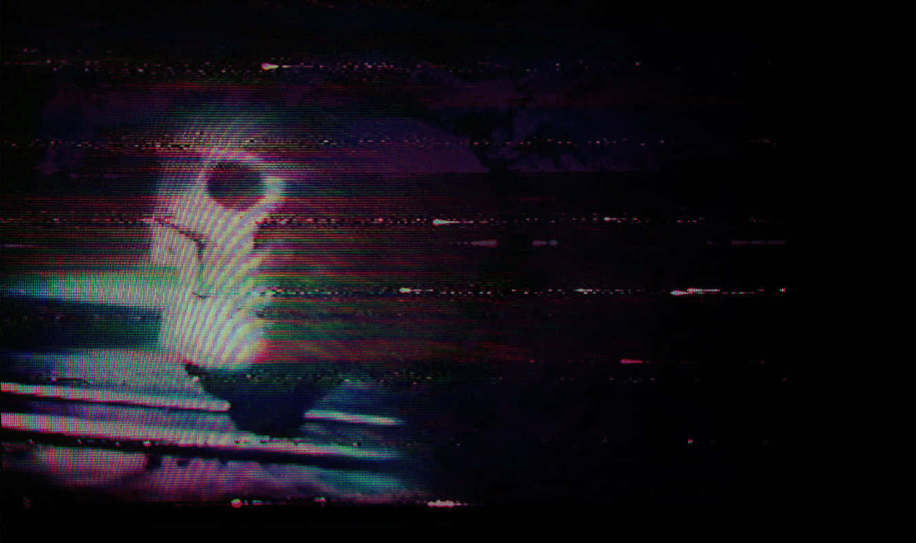Glitch Effect 桌布 壁紙 — 一個扭曲的故障藝術人物從黑暗的靜態中出現，帶有鮮豔的彩虹像素條紋。