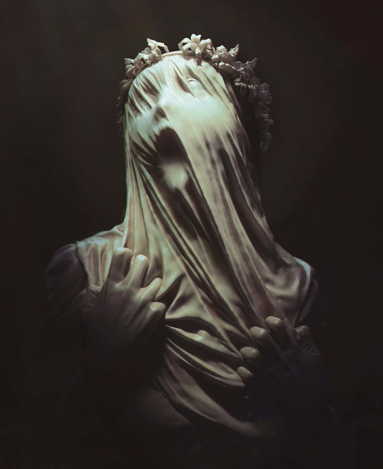 evil 桌布 壁紙 — 一個披著令人不安的布料、戴著花冠的身影，在陰暗的黑暗中緊抓著自己的臉。