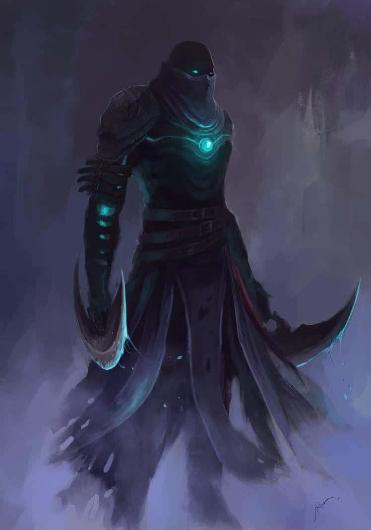 Anti-mage 桌布 壁紙 — 一個披著斗篷、戴著兜帽的人物，擁有發光的藍綠色眼睛和胸前標誌，在迷霧籠罩的黑暗環境中揮舞著彎曲的刀刃。