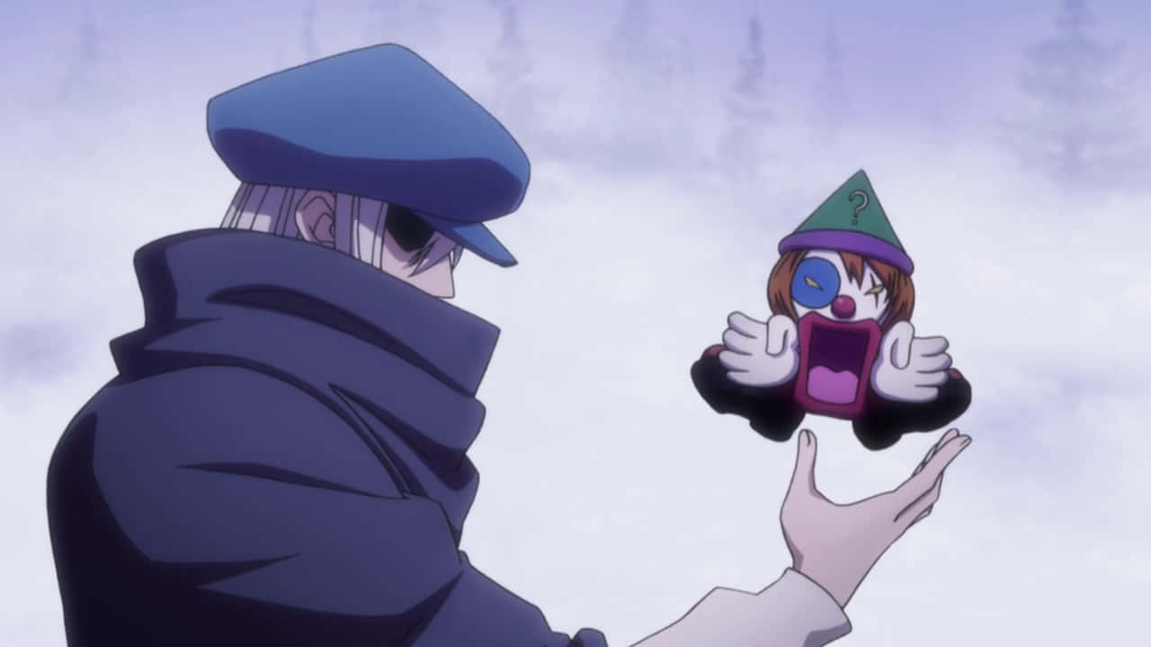 Hunter X Hunter Kite 桌布 壁紙 — 一個披著斗篷、戴著藍色帽子的動漫人物，在雪景背景下，抱著一個戴著綠色帽子、大眼睛的小丑般生物。