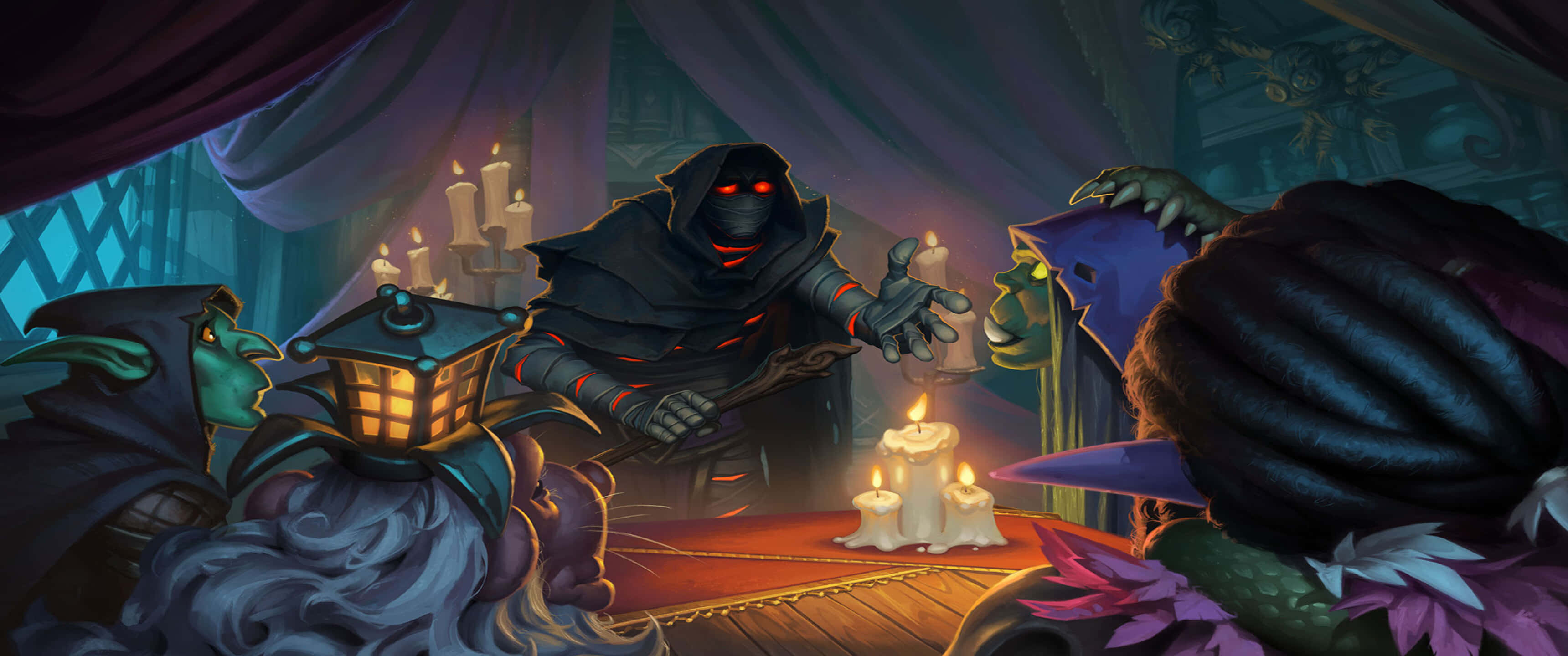 3440x1440p Hearthstone 桌布 壁紙 — 一個披著斗篷、雙眼發著紅光的角色，在一個昏暗而華麗的房間裡，主持著一張燭光餐桌，周圍環繞著怪異的綠色皮膚生物。