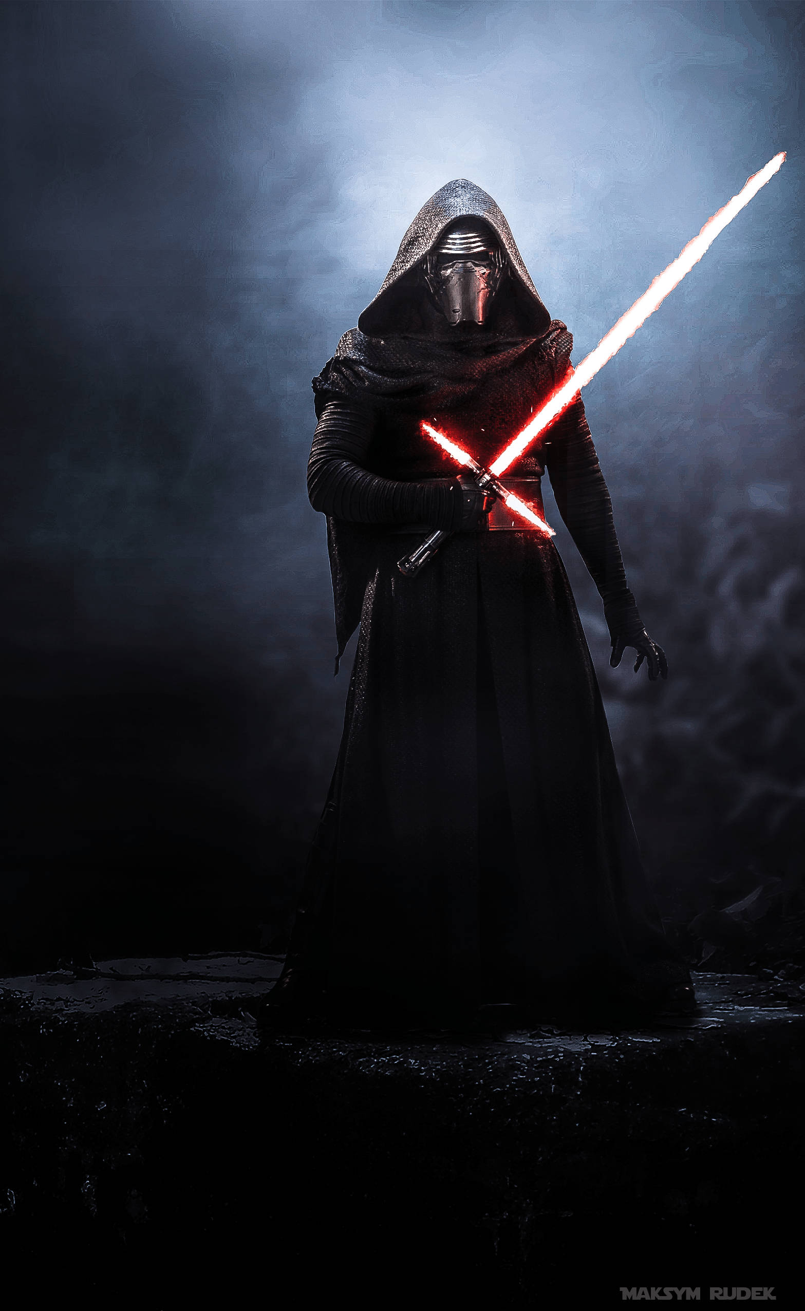 Kylo Ren 桌布 壁紙 — 一個披著斗篷戴面具的人物站在黑暗迷霧中，在戲劇性燈光下揮舞著兩把發光的紅色光劍。