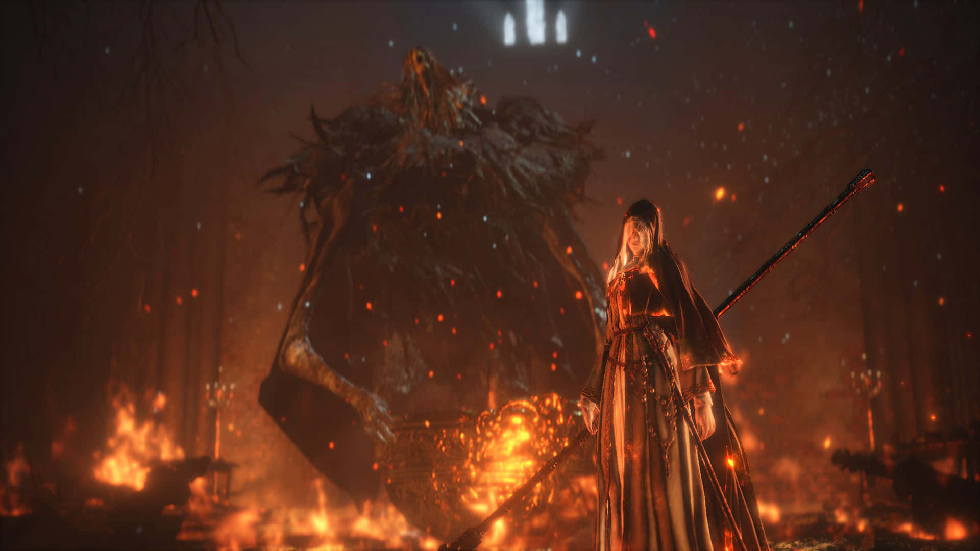 Fire Keeper 桌布 壁紙 — 一個披著斗篷的戰士在燃燒的森林中挑釁地站立，而一個巨大的怪物身影在黑暗的天空下隱約出現在他們身後。