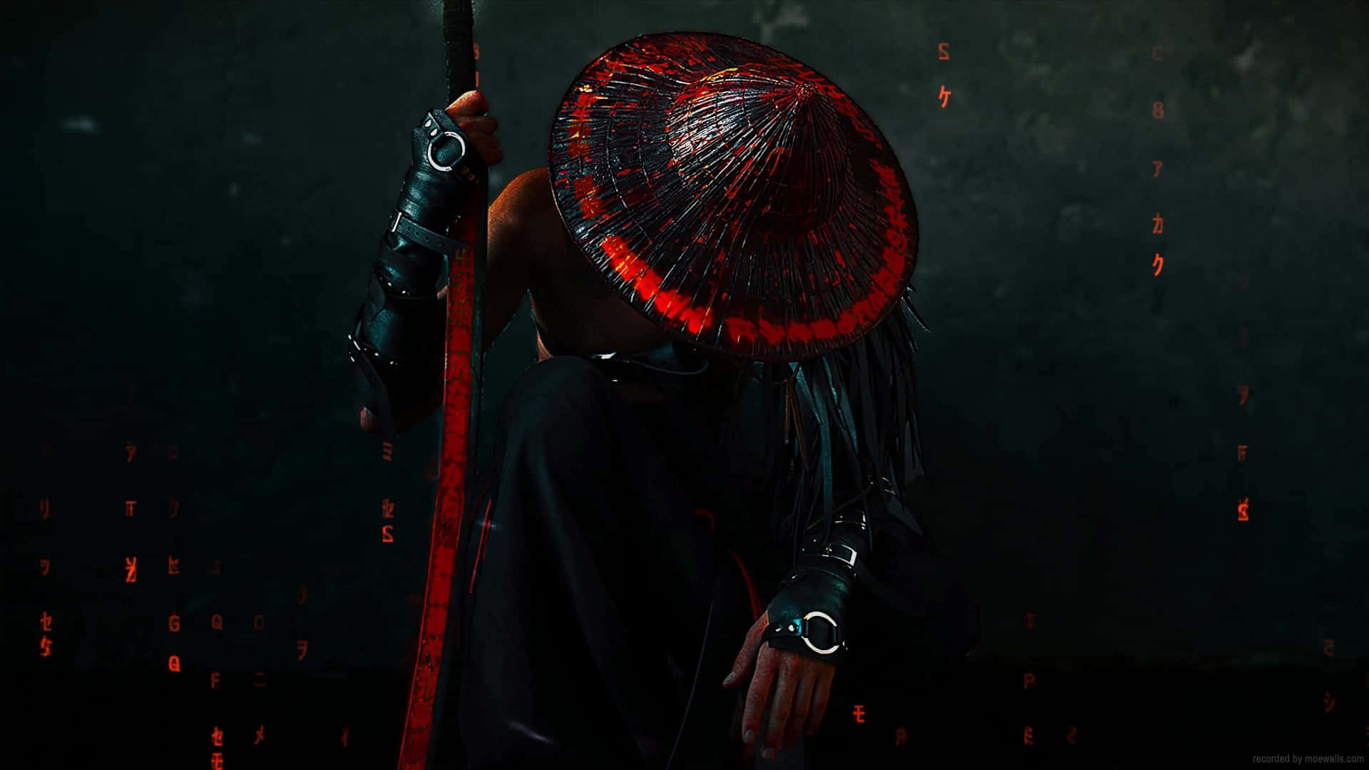 武士動畫 桌布 壁紙 — 一個披著斗篷的戰士戴著紅色發光的草帽，在黑暗迷霧的背景中手持武士刀，伴隨著發光的日文字元。