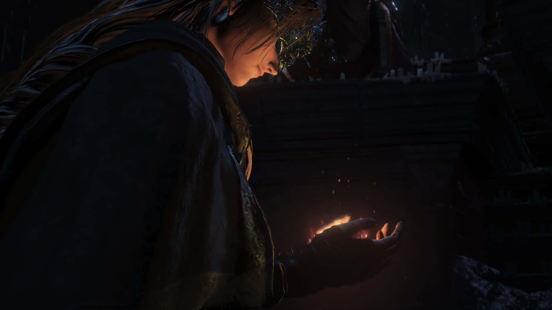 Fire Keeper 桌布 壁紙 — 一個披著斗篷的身影在黑暗中輕輕地捧著發光的餘燼，溫暖的光芒映照在他們的臉上。