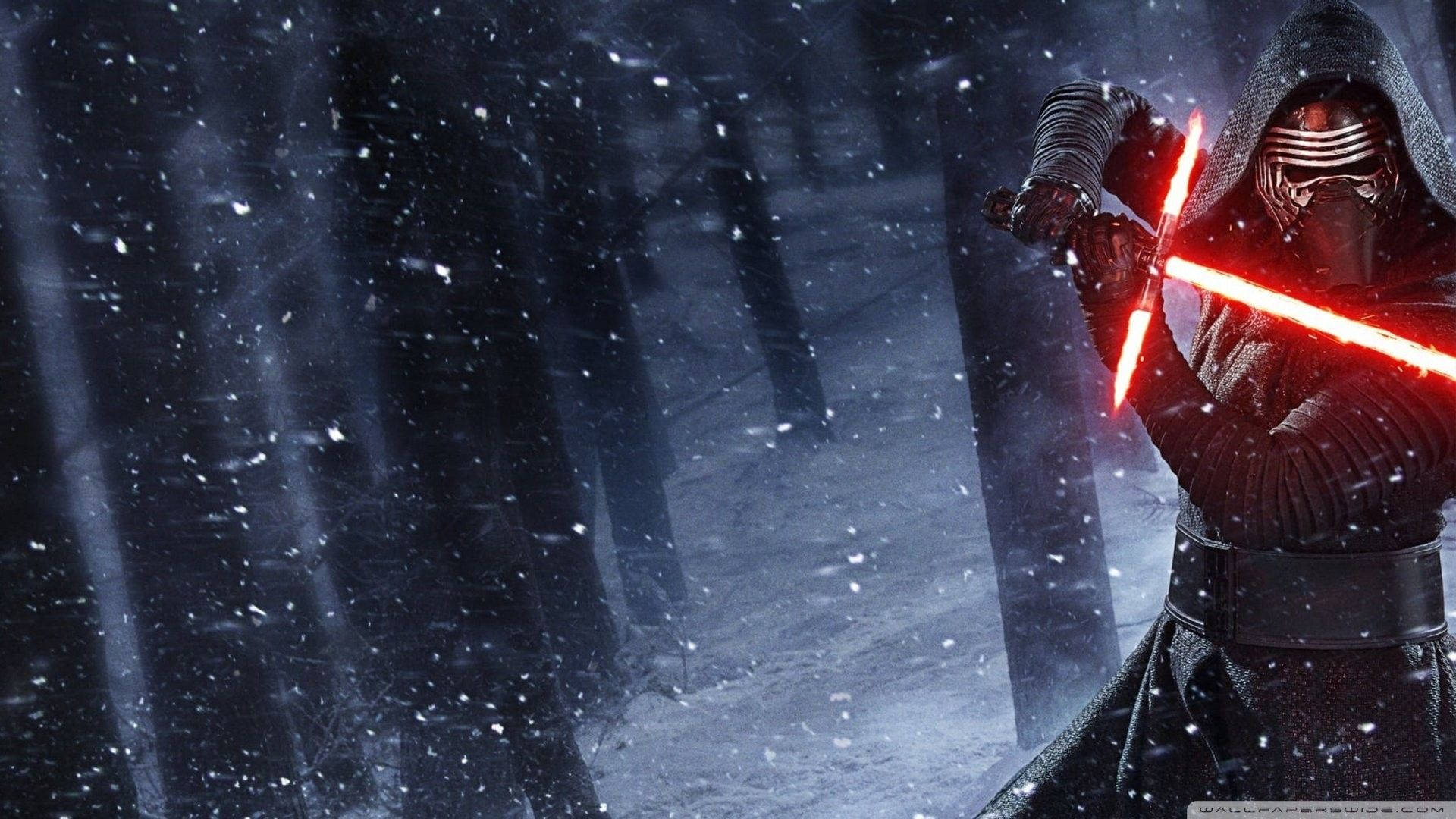 Kylo Ren 桌布 壁紙 — 一個披著斗篷的身影在黑暗的森林中，於飄雪中揮舞著紅色光劍。